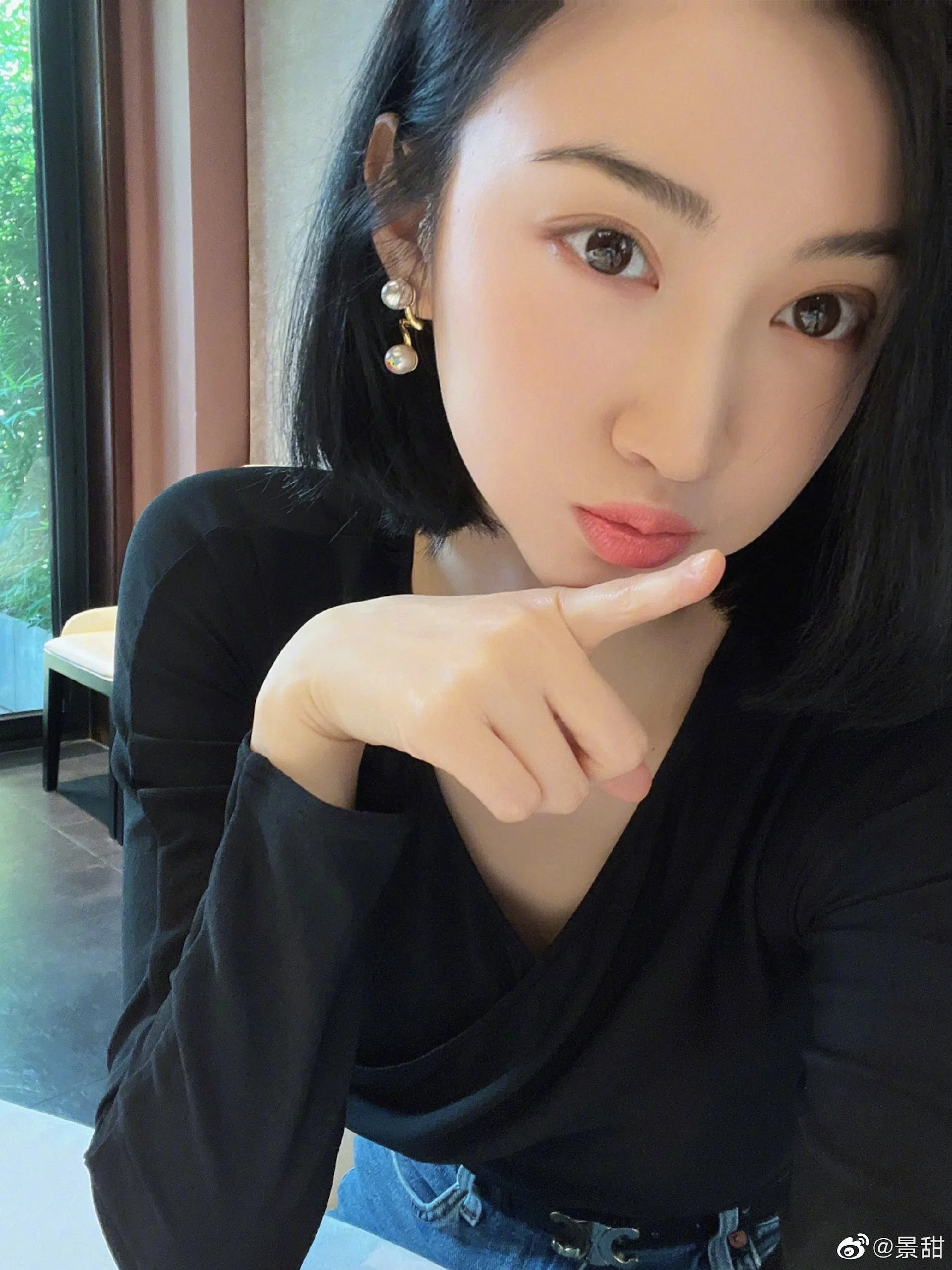 景甜早期出道没有大红，却戏约不断，屡当主角，被传父亲是高官。（取自景甜微博）