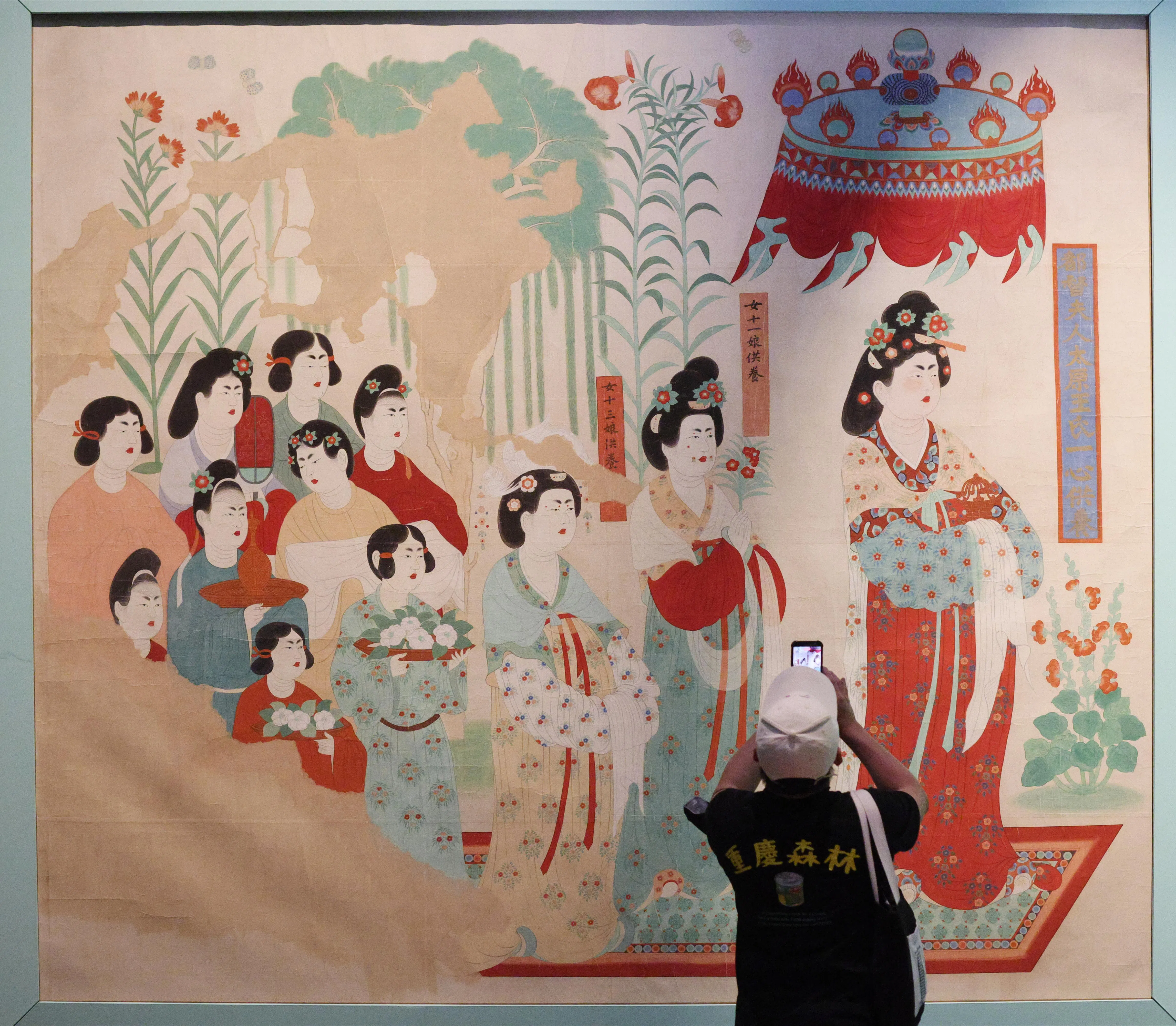 《都督夫人礼佛图》完美记录了唐代时尚美感，图左女眷穿上男装是那个时代的风尚。（陈渊庄摄）