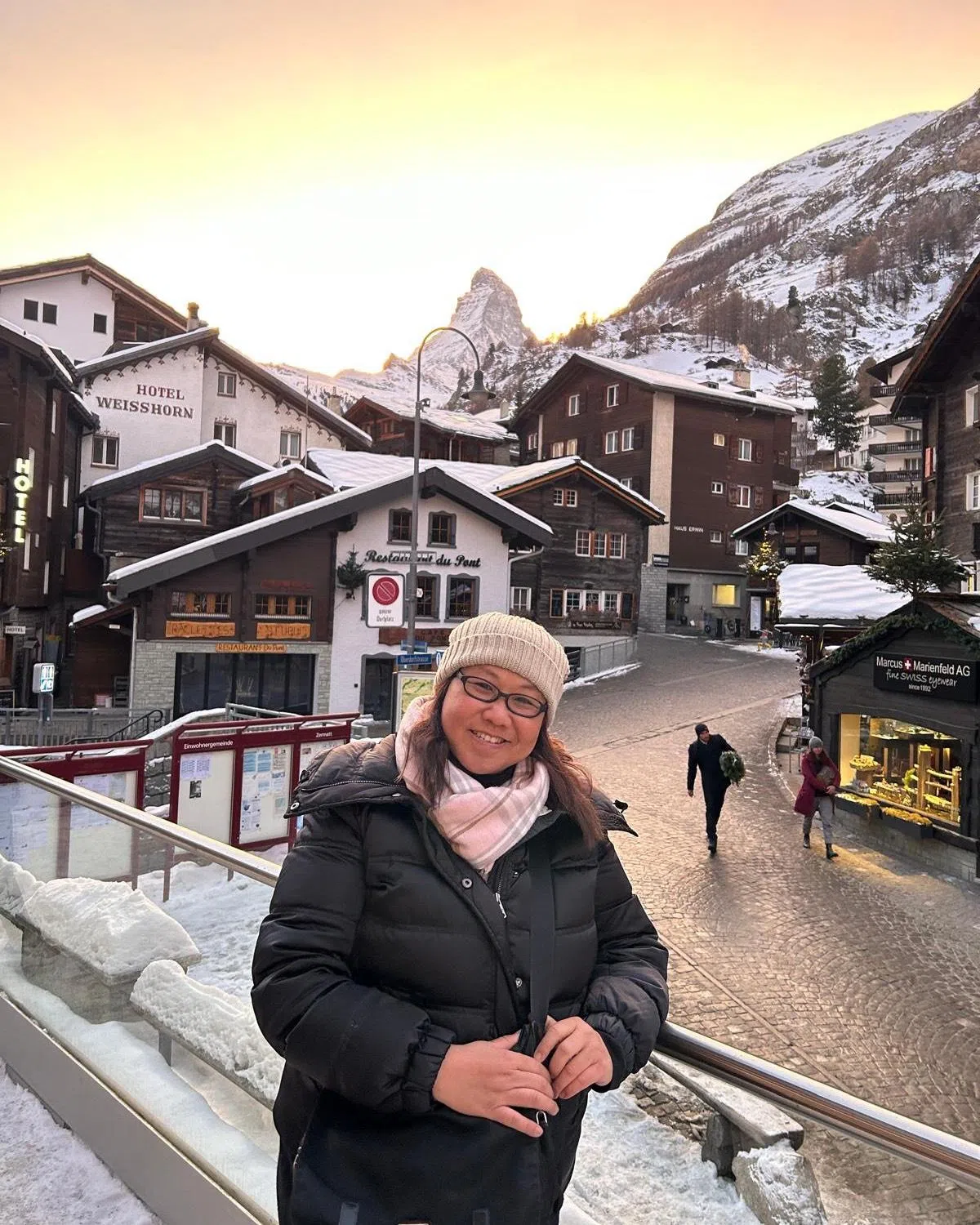 赵子晟特别喜欢瑞士瓦莱州的采尔马特（Zermatt）。她说，整个小镇随处都能见到瑞士的特色小木屋。（受访者提供）