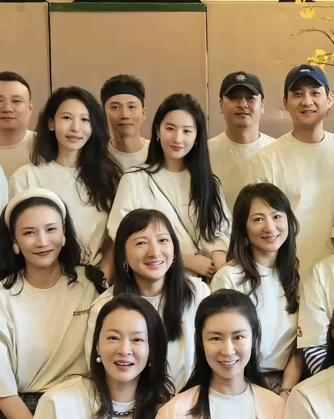 刘亦菲（最后一排左四）素颜和老同学们合照。（互联网）