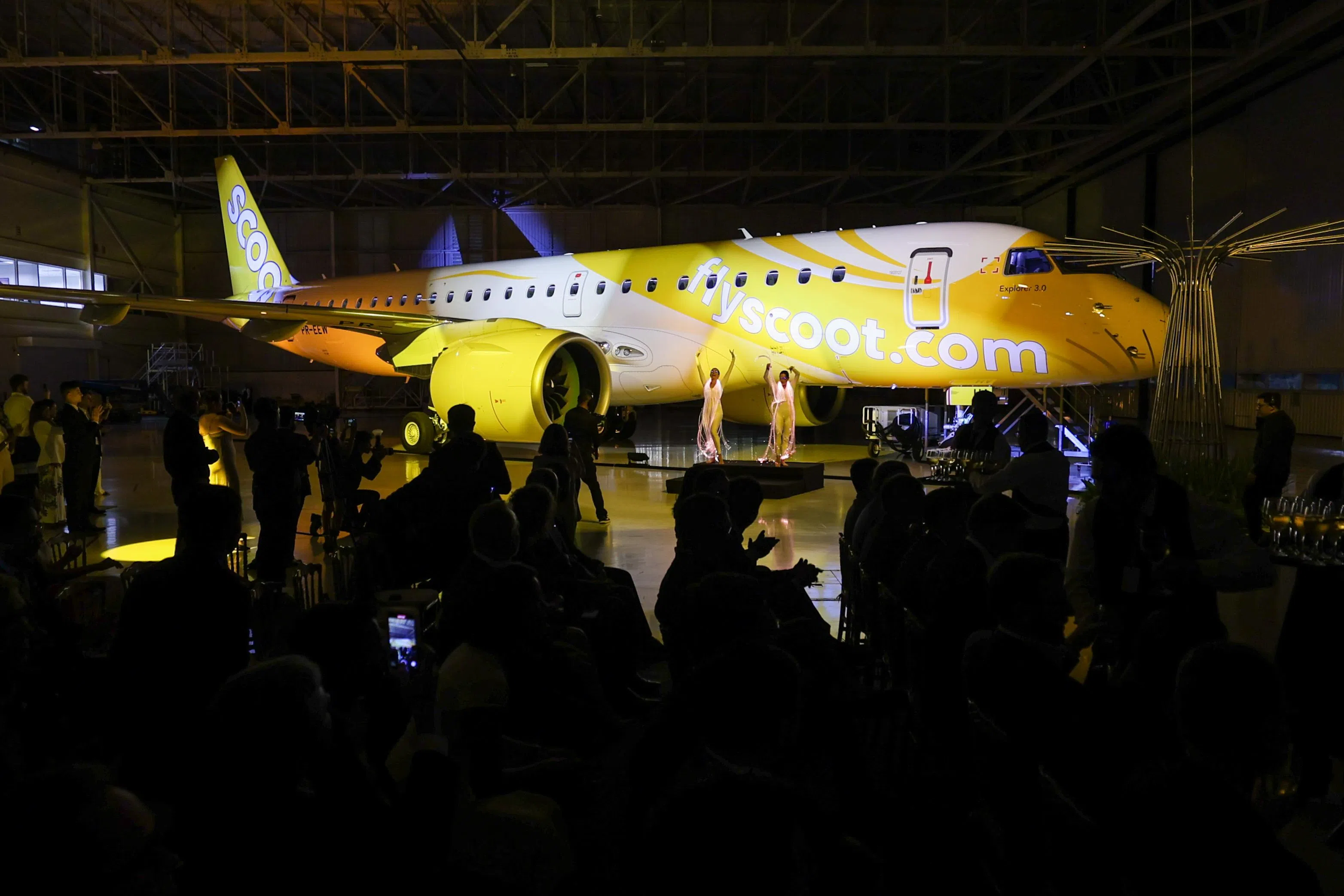 本地廉价航空酷航正式接收第一架巴西航空工业公司E190-E2型客机。（白艳琳摄）