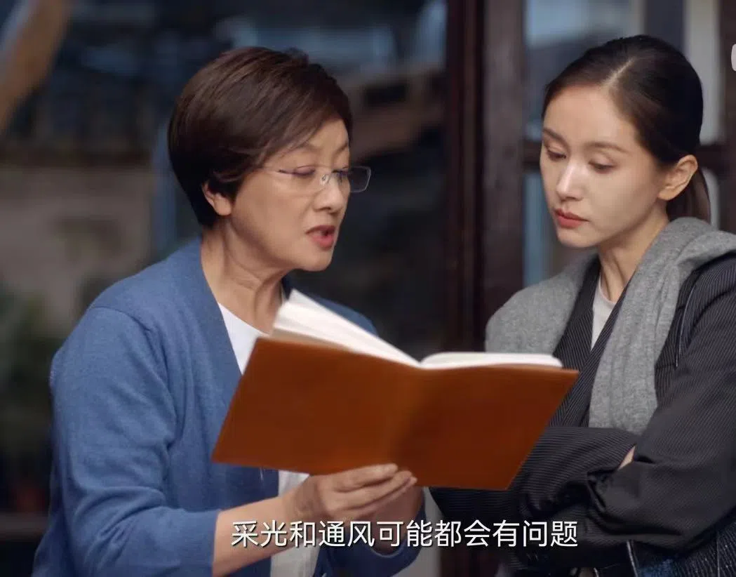 王子文（右）原本看不上年纪大，学识少的邓婕，没想到自己遇到人生低潮时，靠后者带领走出阴霾。（互联网）