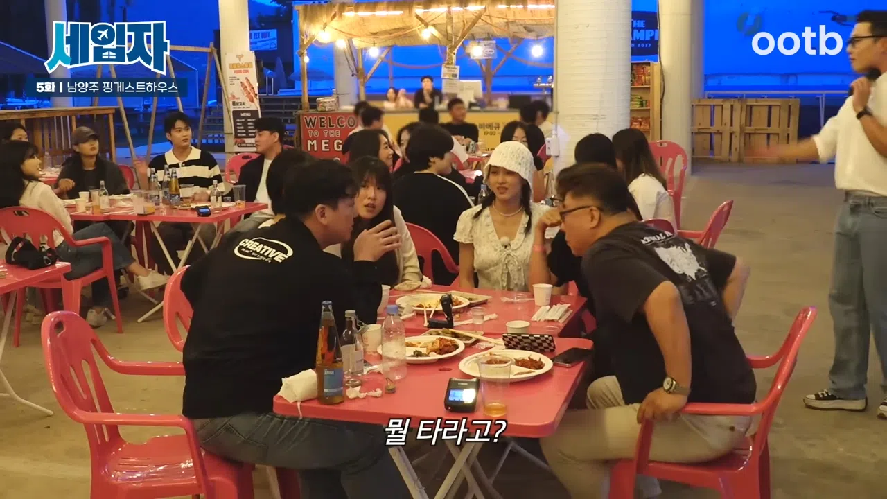 其中一家民宿的用餐区气氛热闹，如同泰国夜市。（节目截图）