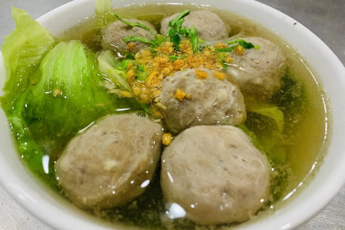 手打牛肉丸是潮汕特色美食之一，参加《联合早报》潮汕文史美食之旅的读者，可在陈慈黉故居的晚宴中品尝到正宗的潮汕美食。（顾功垒摄）