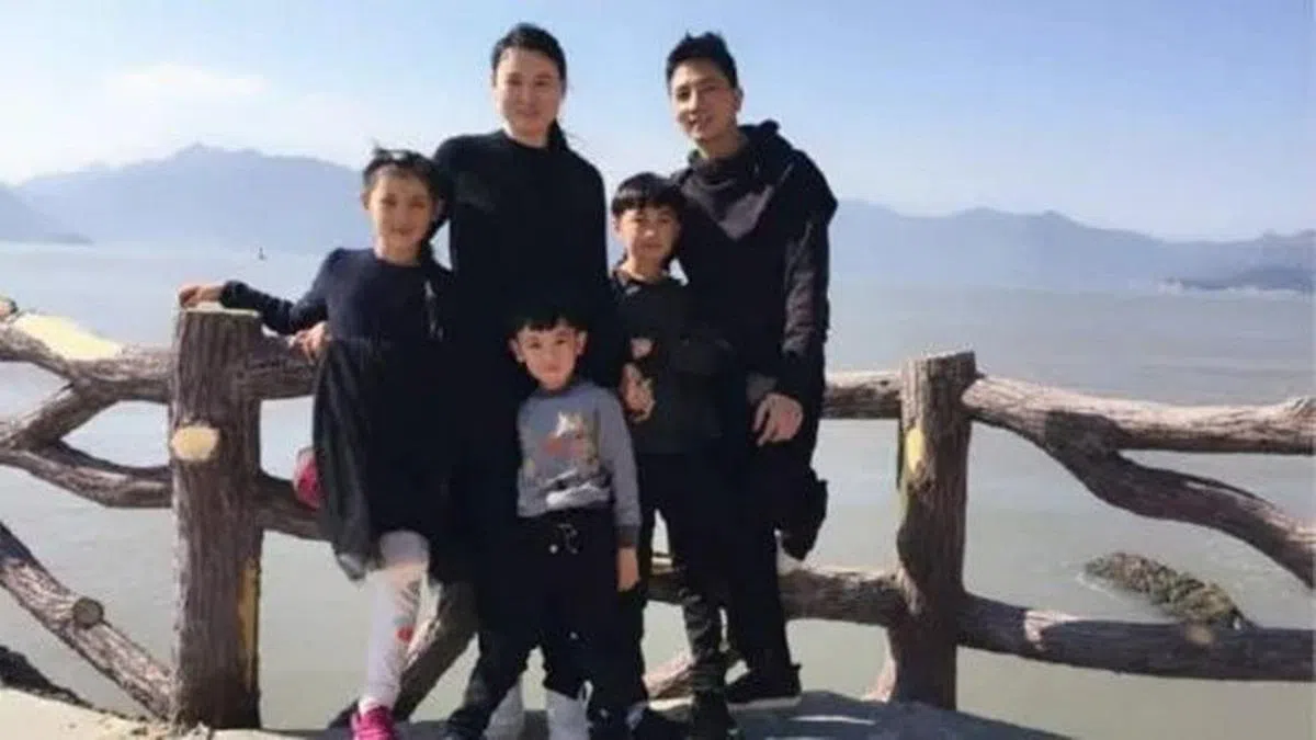 林生斌（右一）的妻子与三个子女在纵火案中不幸逝世。（互联网）