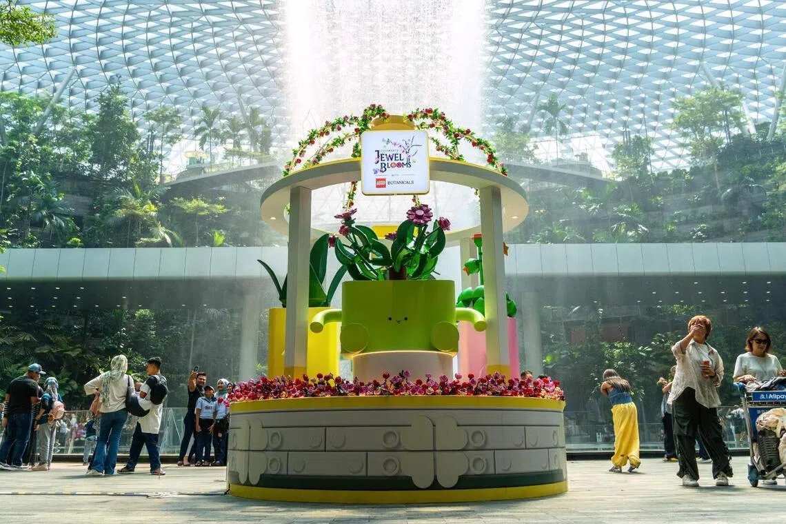 星耀樟宜中央的“雨旋涡”旁有一座名为“快乐植物”的乐高花艺装置。（樟宜机场集团提供）