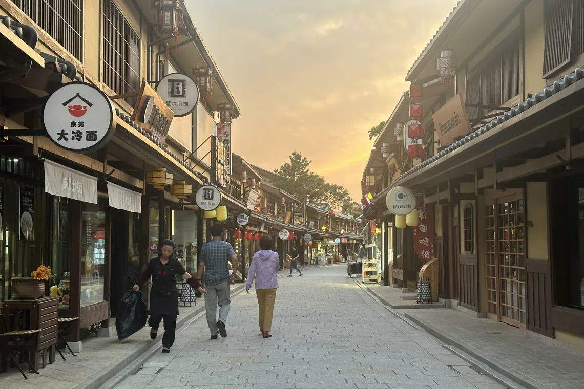在大连金石滩商业街道“金石万巷”，景区内几乎完全不见外籍游客的身影。（林煇智摄）
