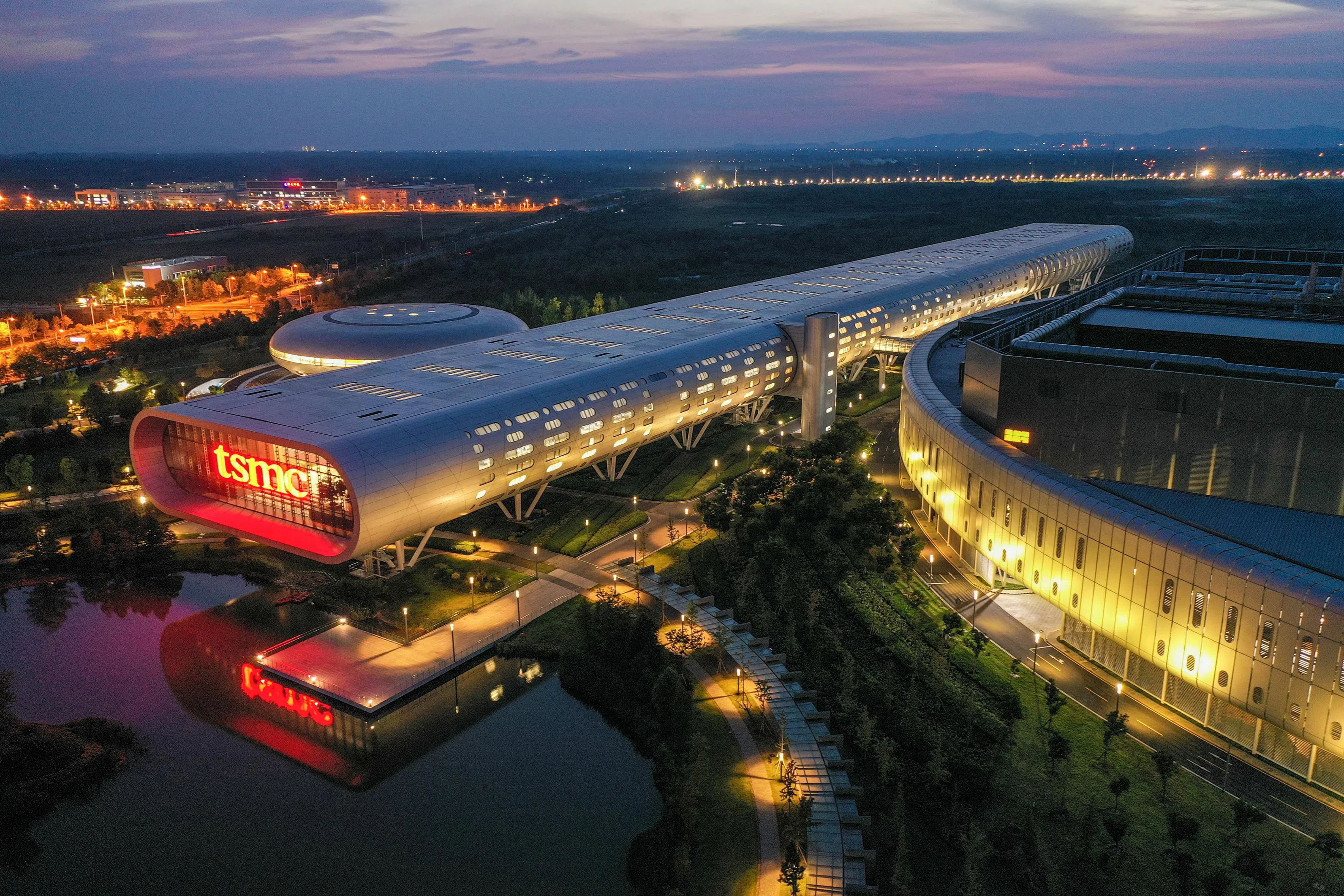 台积电南京园区建筑充满戏剧感。（姚仁喜 | 大元建筑工场提供）