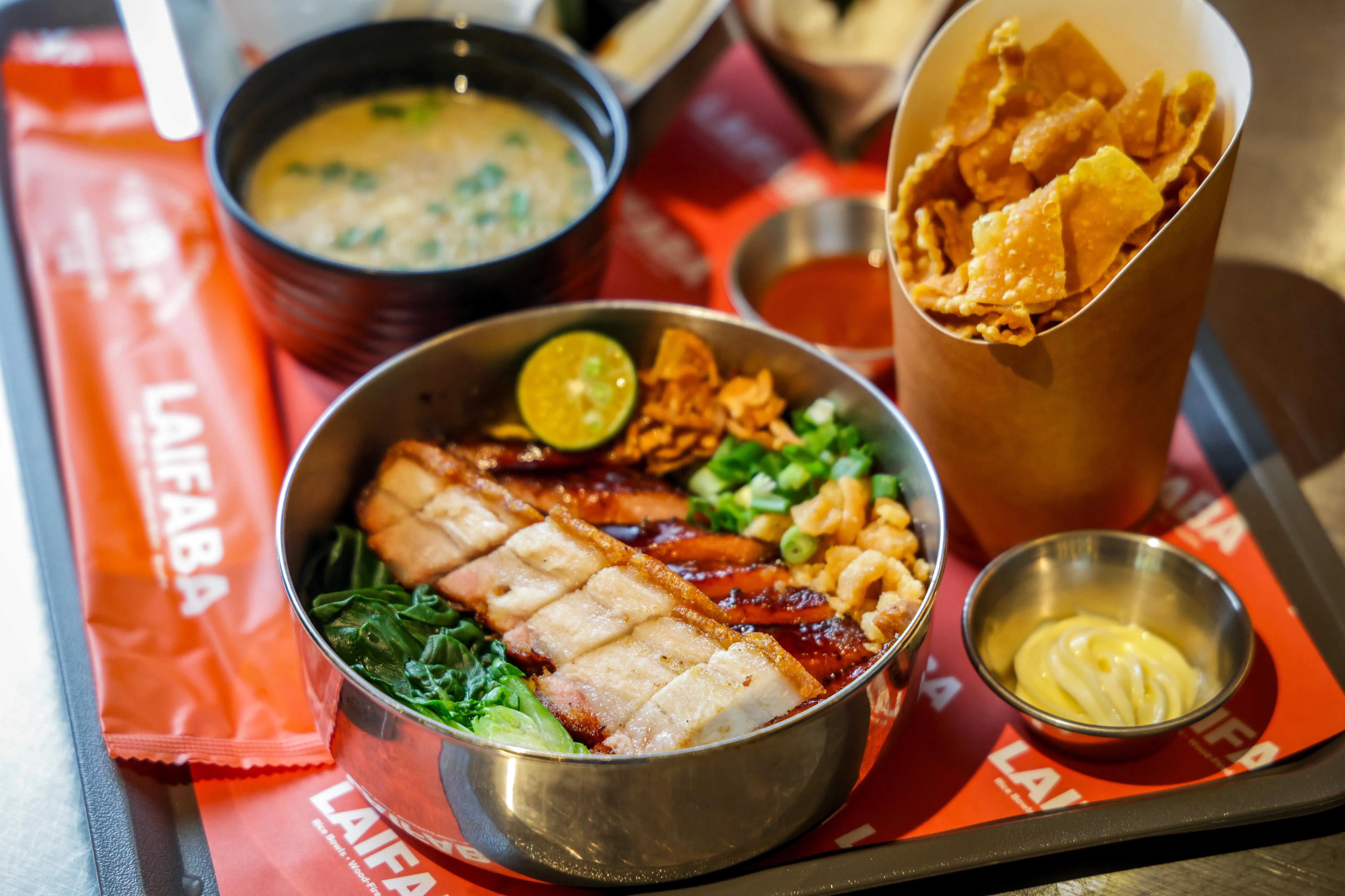 来发吧在New Bahru新型食阁开业，售卖叉烧烧肉饭面等套餐。（叶振忠摄）
