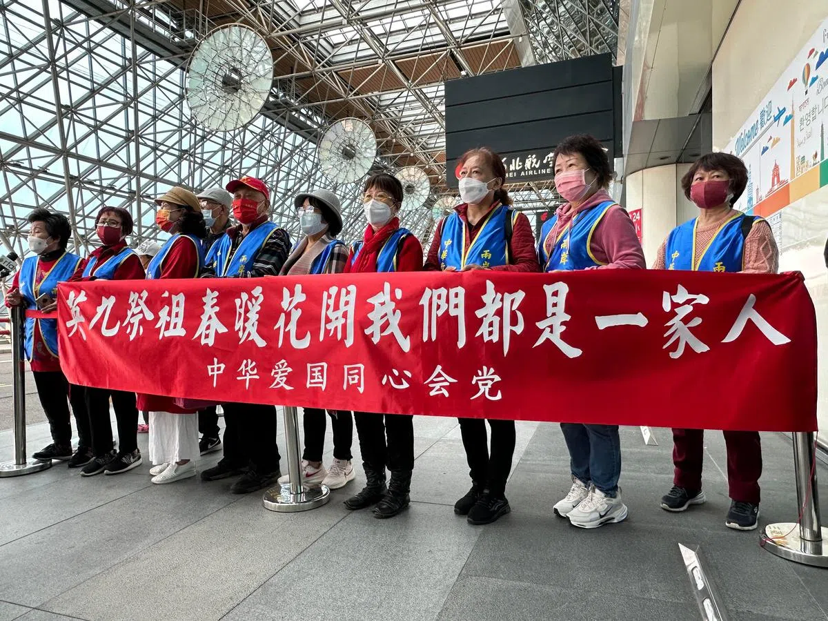 台湾前总统马英九启程前往中国大陆祭祖，支持的“中华爱国同心会”和反对的“台湾国”团体都到桃园机场表达诉求，被警察隔离在两端。图为“中华爱国同心会”成员。（庄慧良摄）
