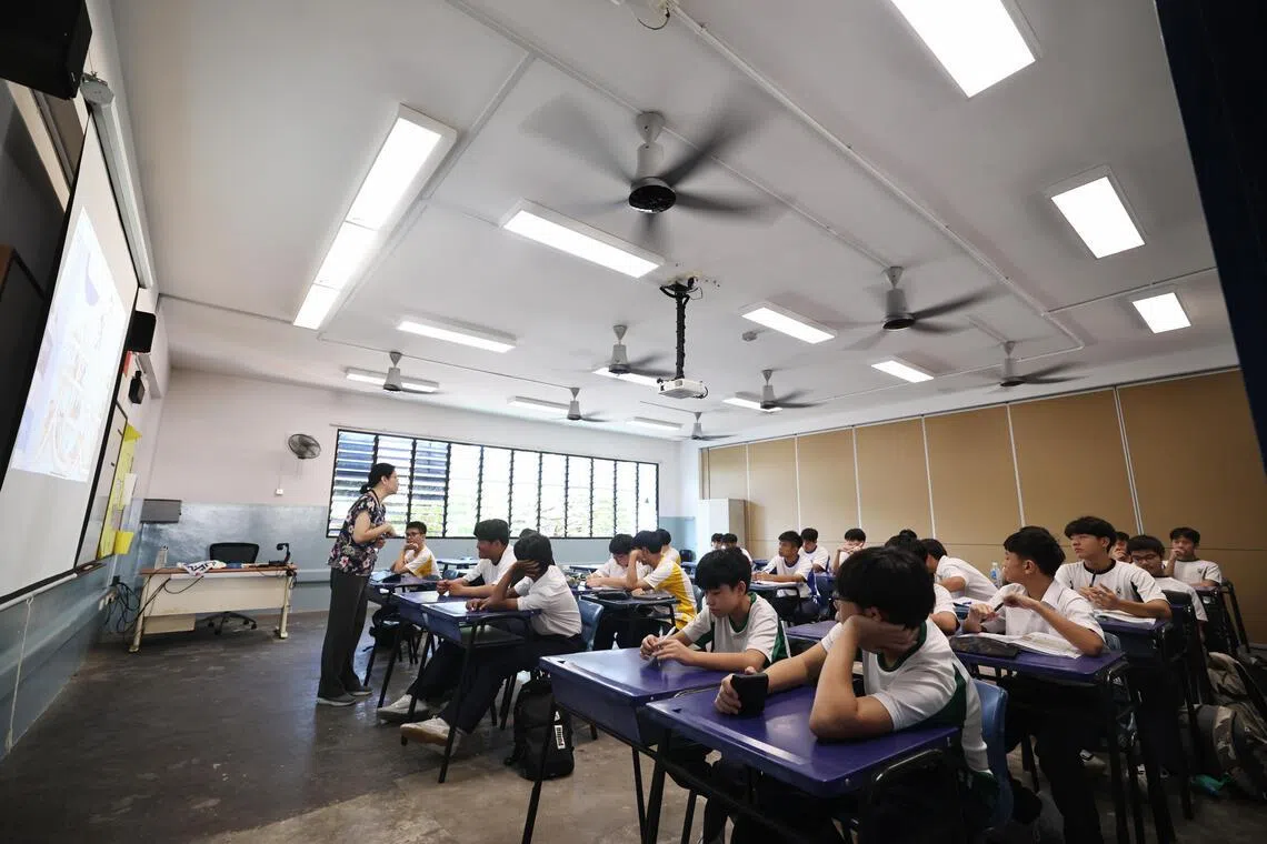 圣安德烈中学现在每个课室有八个强力风扇，比以前多了两个，学生体感更凉爽。（陈渊庄摄）