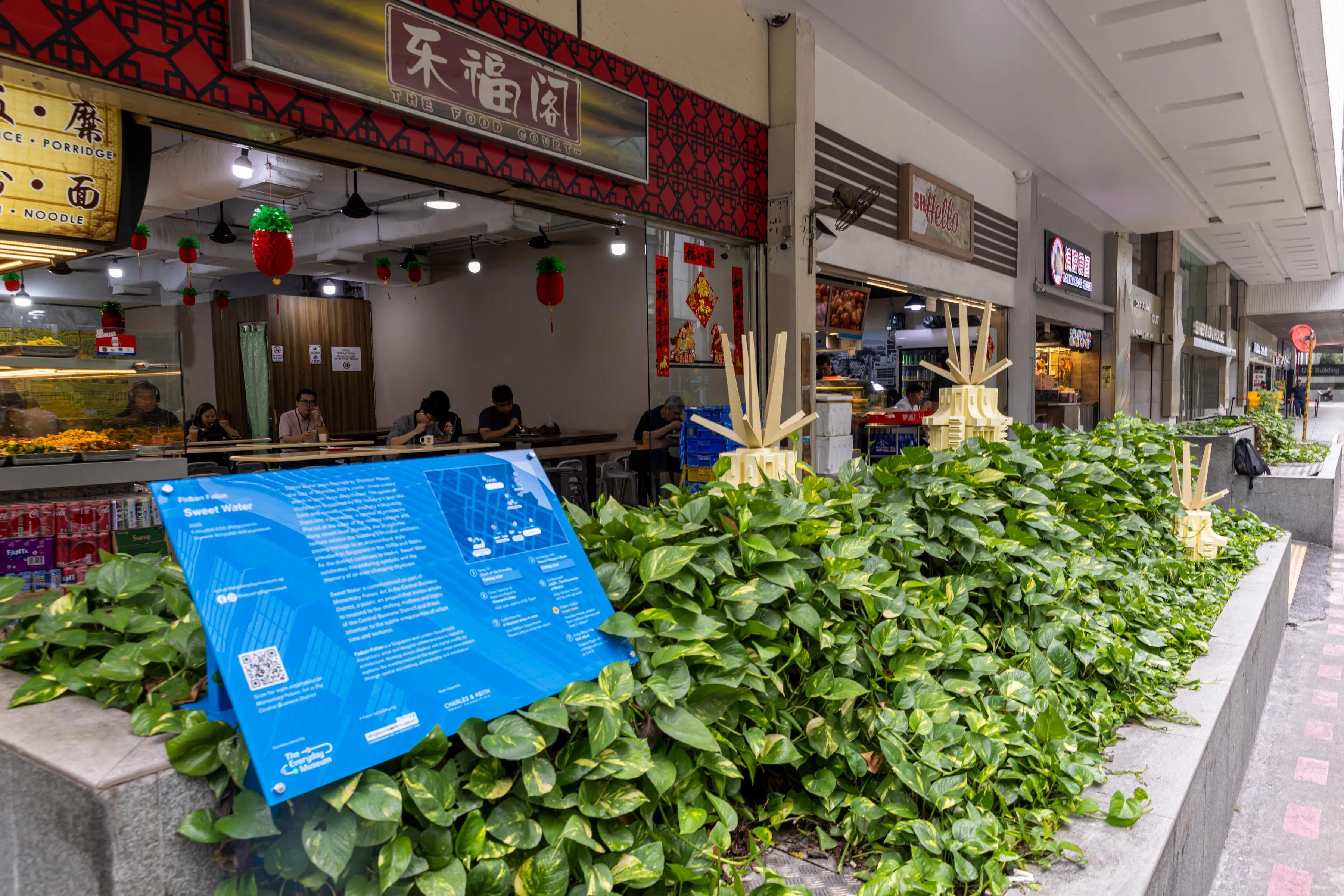 艺术家芬巴尔·法伦的装置《甜水》，也就是“小黄梨”，位于珊顿大厦地面层。（新加坡美术馆提供）