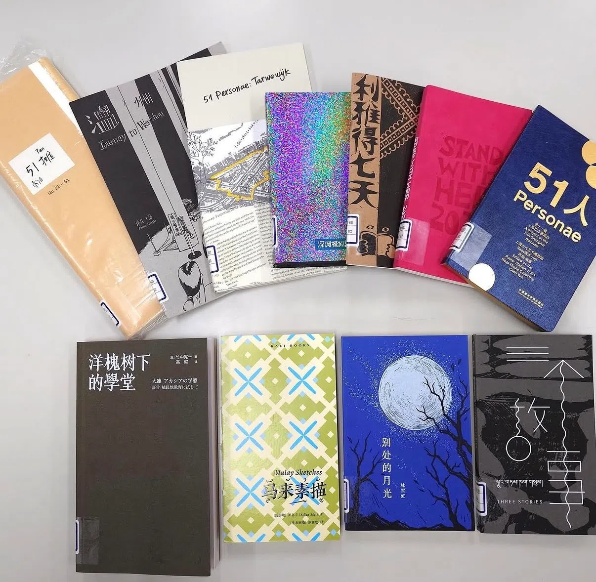 51人的部分书籍可在日本福冈亚洲美术馆的图书馆找到，其中包括《马来素描》和《别处的月光》。（取自51personaeproject IG）