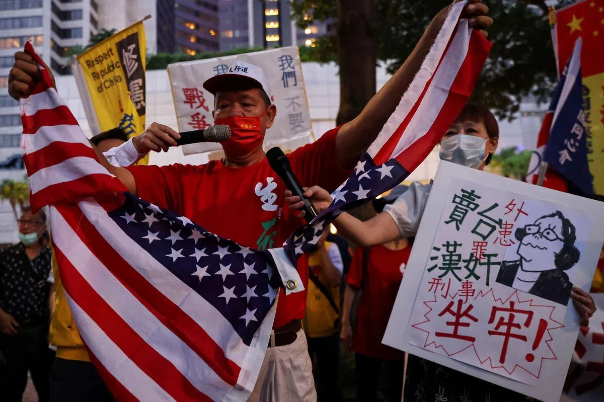 台湾民众8月2日在台北抗议佩洛西来访。（路透社）