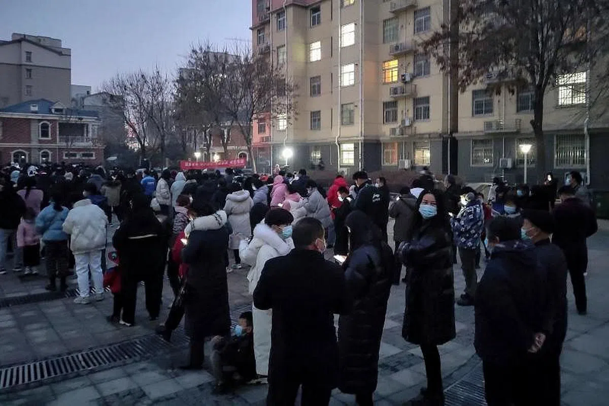 河南安阳滑县居民8日接受核酸检测。（法新社）