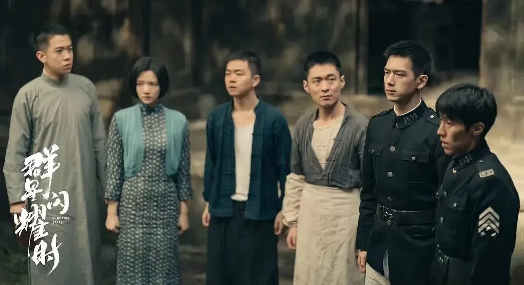 在《群星闪耀时》里，周游（右起）、李现、任敏（左二）等警察角色，建立起深厚友情。（互联网）