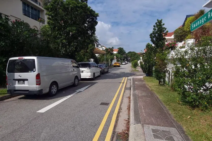 记者走访时发现，车辆停在双黄线的对面，且距离路口至少六米。（余长进摄）