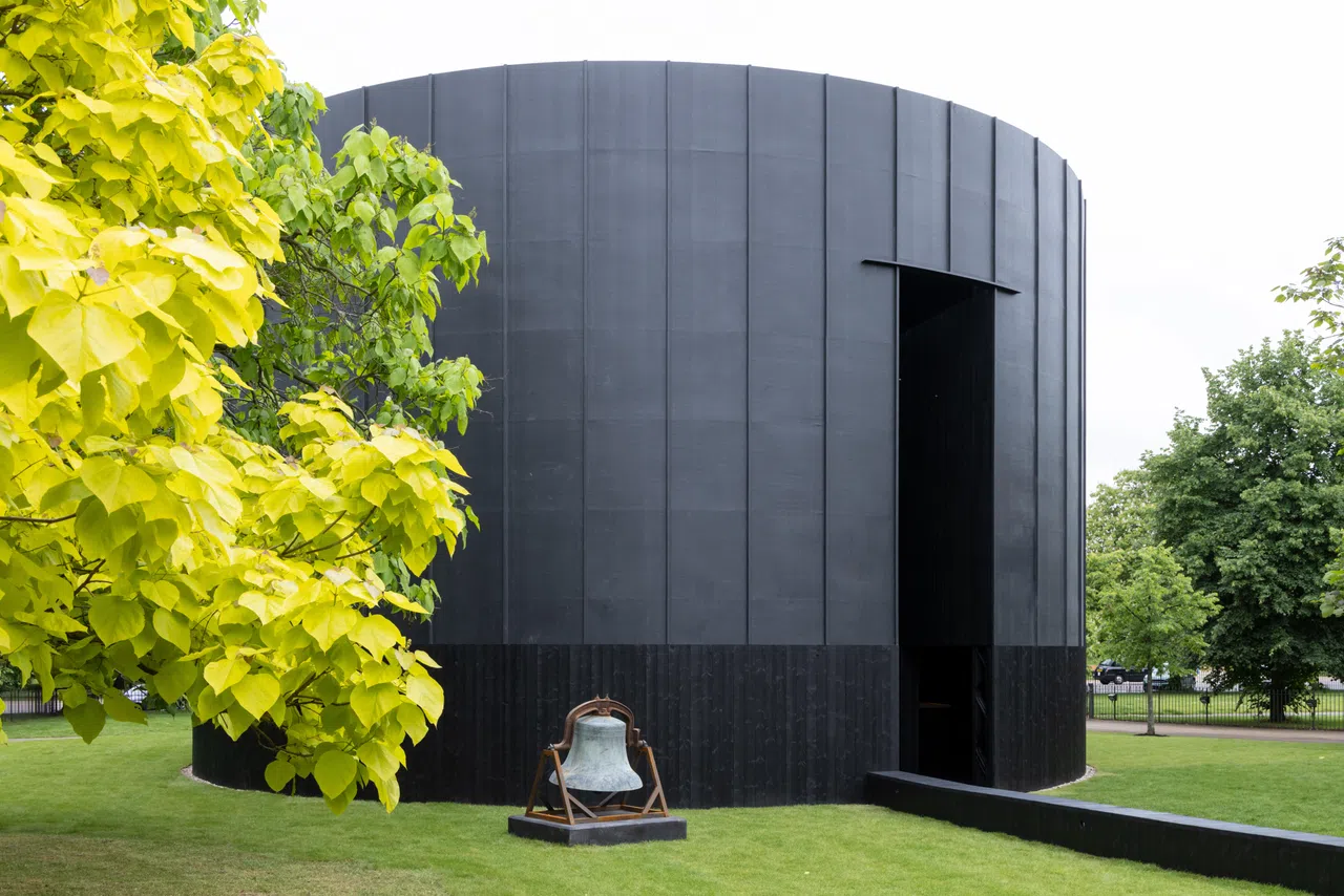 西斯特·盖茨在伦敦Serpentine建造展馆《黑色教堂》（2022），想象为他人聚集的空间。（Serpentine和Theaster Gates Studio提供）