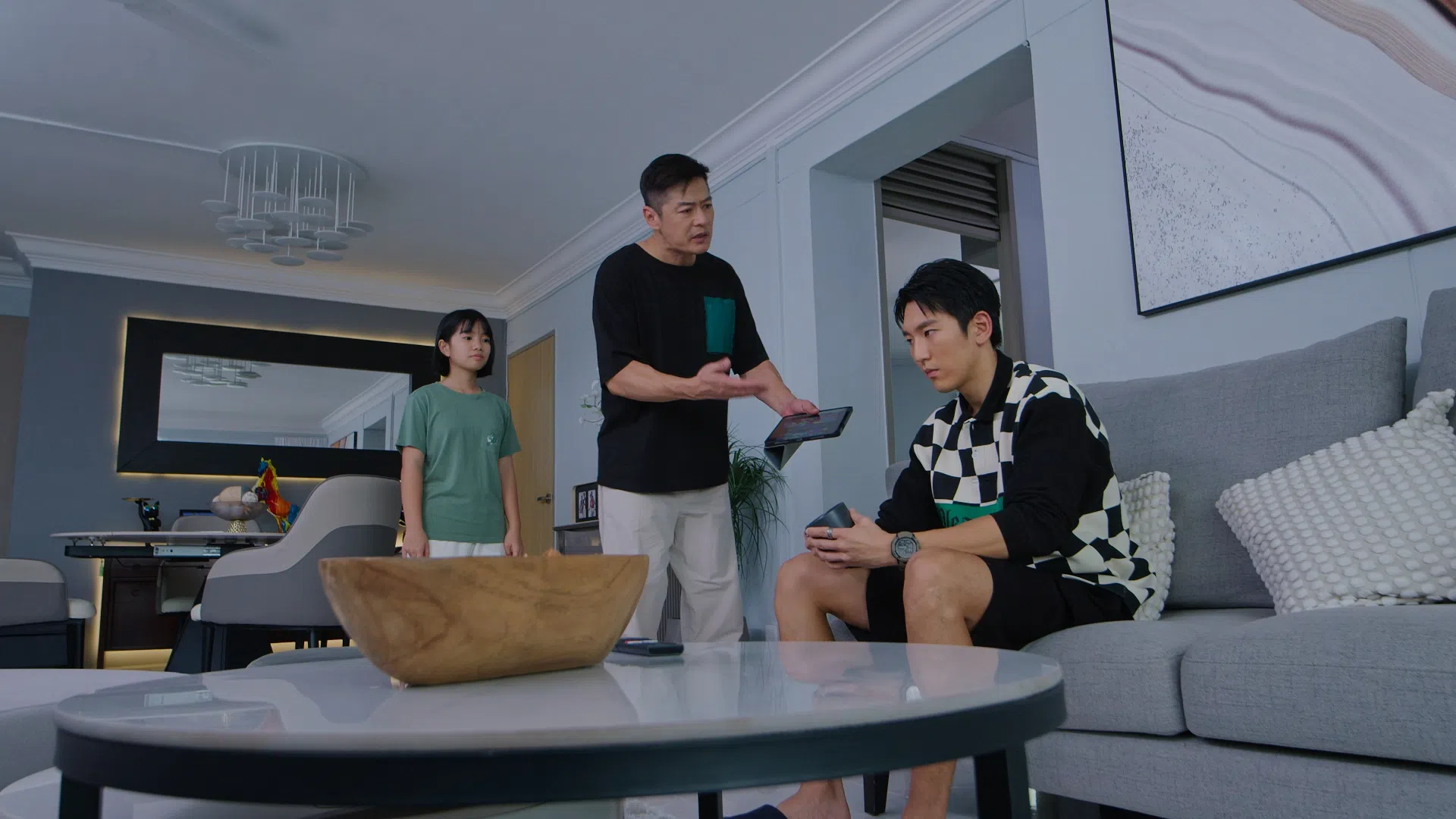 翟思铭（右）和李南星（中）在《异家人》饰演一对经常吵架的父子。（新传媒提供）