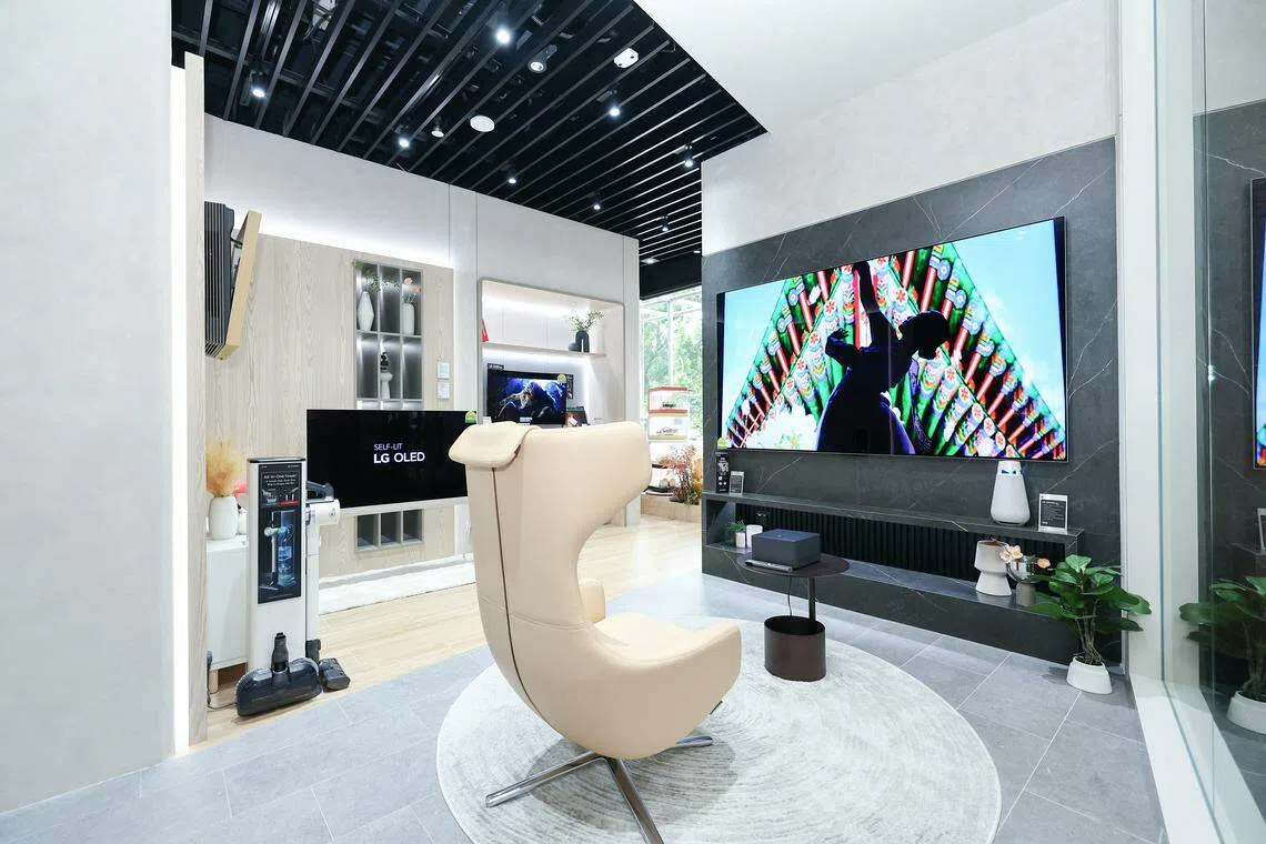 LG 97-inch Signature OLED M通过无线连接，消除杂乱无章的线缆的纠缠烦恼。（商家提供）