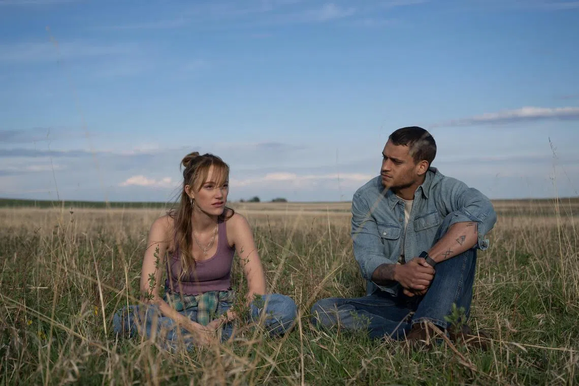 Maika Monroe（左）和Tyriq Withers在《你留下的痕迹》上演一段虐恋。（UIP联邦影业提供）