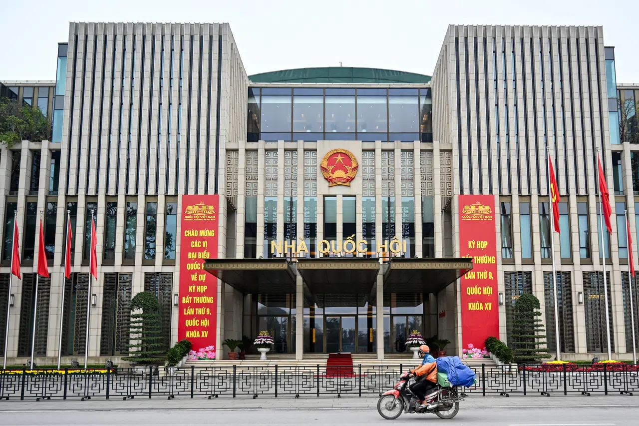 越南国会2025年2月18日在特别会议上批准政府改革计划，将部委和政府机构的人员规模缩减约20%。这是越南1980年代实行亲市场化改革以来最大力度的调整。（法新社）