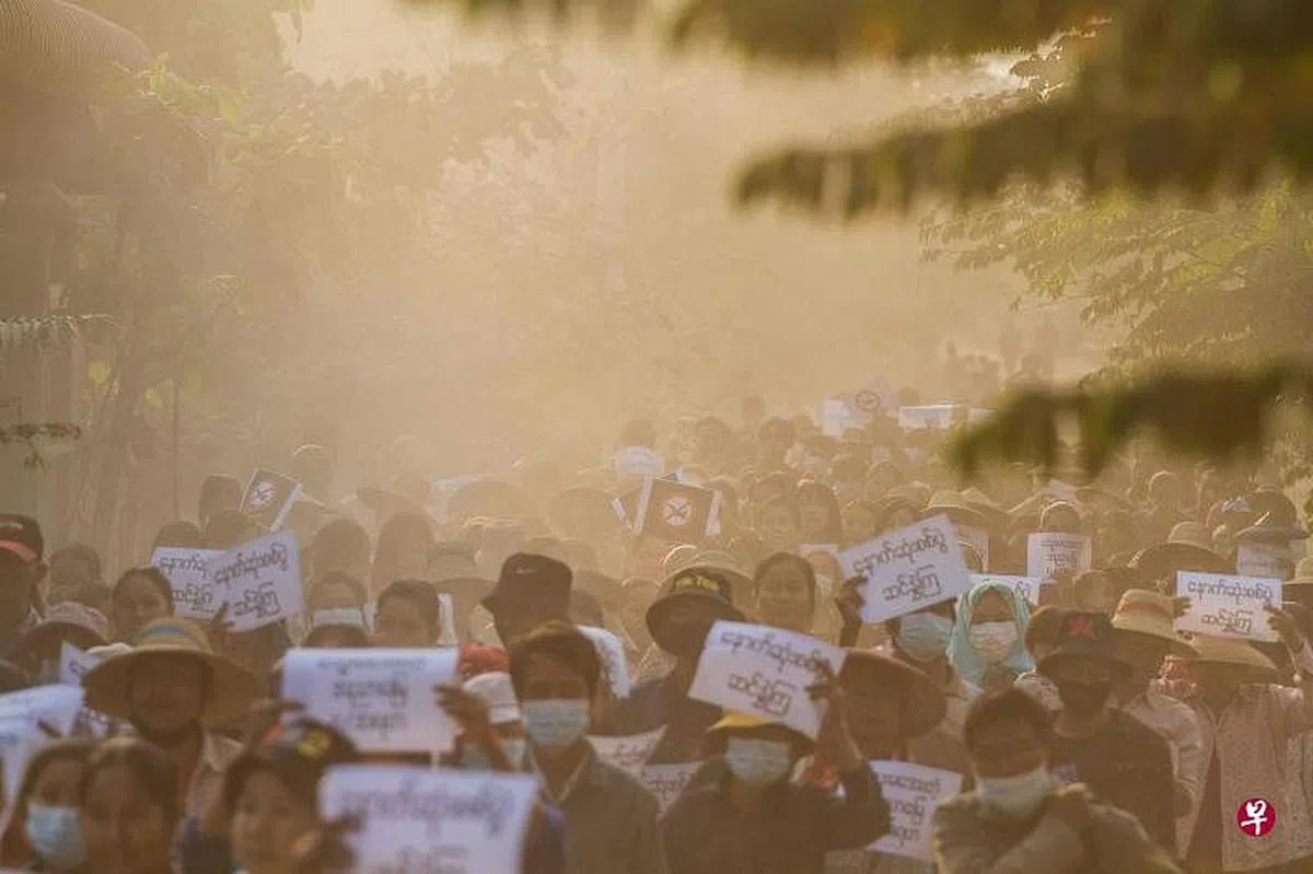 缅甸发生政变后，军方一直没有落实与亚细安达成的五点共识。有近八成缅甸受访者“不赞同”或“强烈不赞同”亚细安就缅甸局势采取的举措。缅甸境内示威活动不断，缅北实皆省蒙育瓦县的民众2月13日也上街抗议。（法新社）