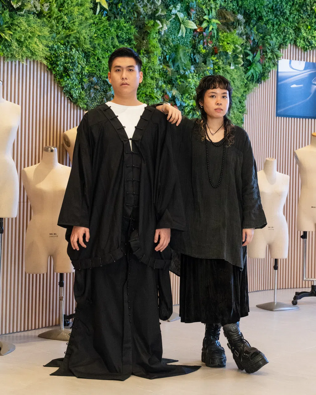 努尔西娅希拉（右）与来自Singapore Fashion Runway，展示她设计的特需模特儿。（新加坡丰田提供）
