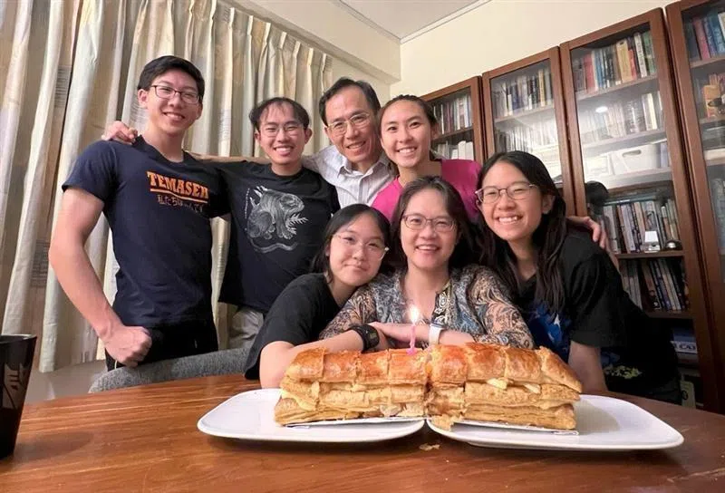 叶天明一家和乐融融，孩子们大力支持她重返职场的决定。（受访者提供）