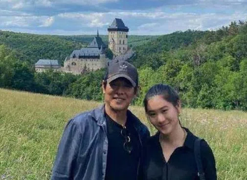李连杰（左）去年在欧洲寺庙静修，女儿Jada陪伴同行。（互联网）