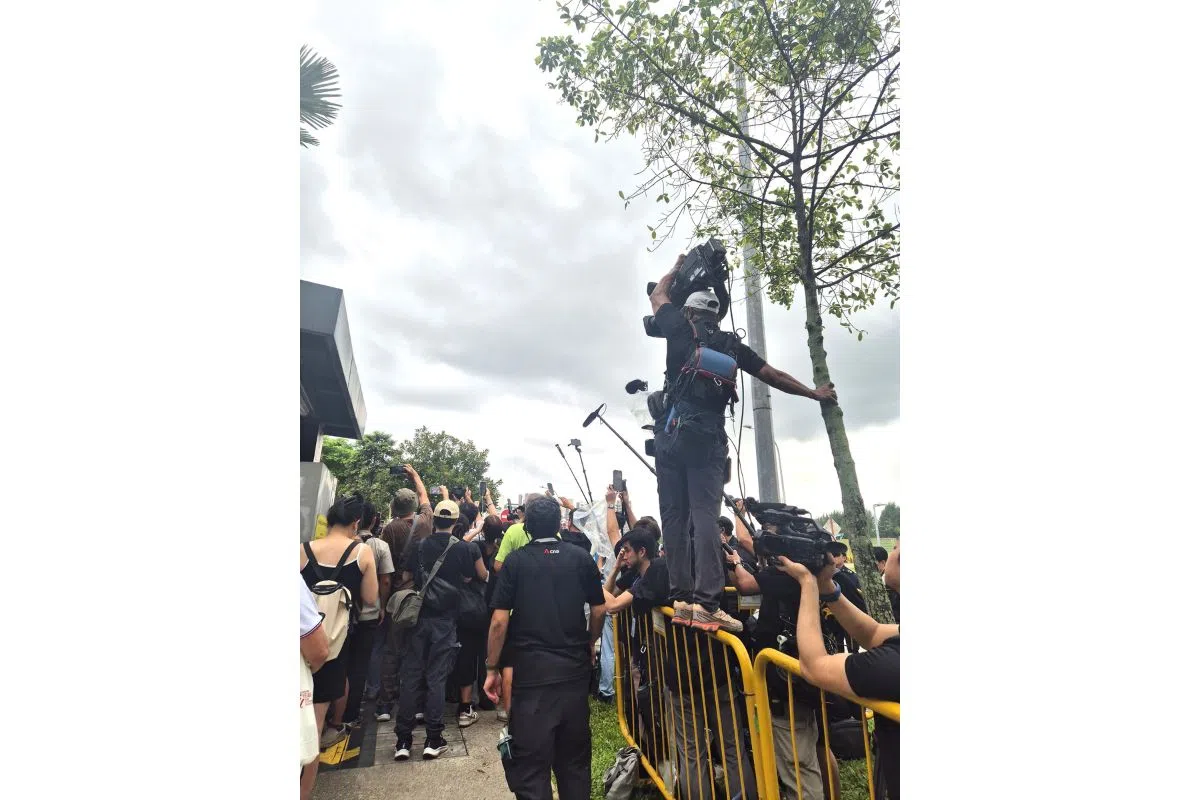 为了抢拍候选人，在尤索夫依萨中学提名站外的媒体各显神通，连深藏的“杂技”功夫也施展出来。（陈爱薇摄）