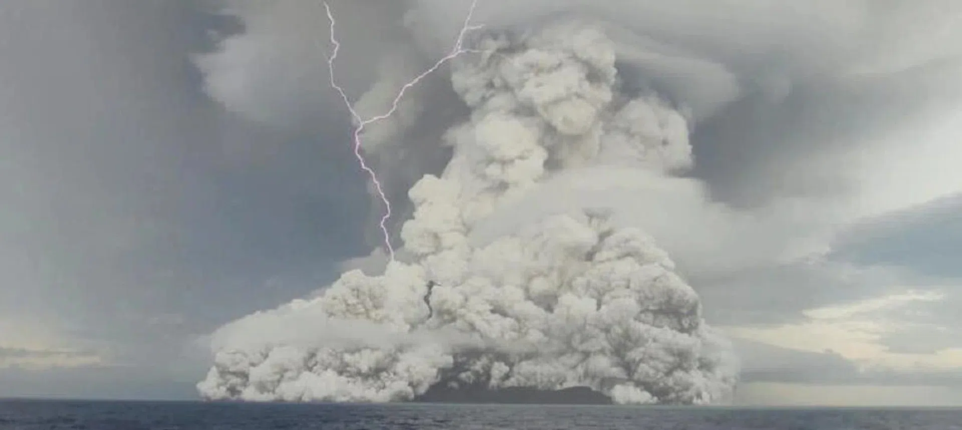 2022年汤加一座海底火山爆发。（路透社）