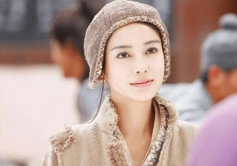 杨颖在《云中歌》中饰演乞丐，却顶着小巧的帽子，皮肤白皙，发型精致。（互联网）