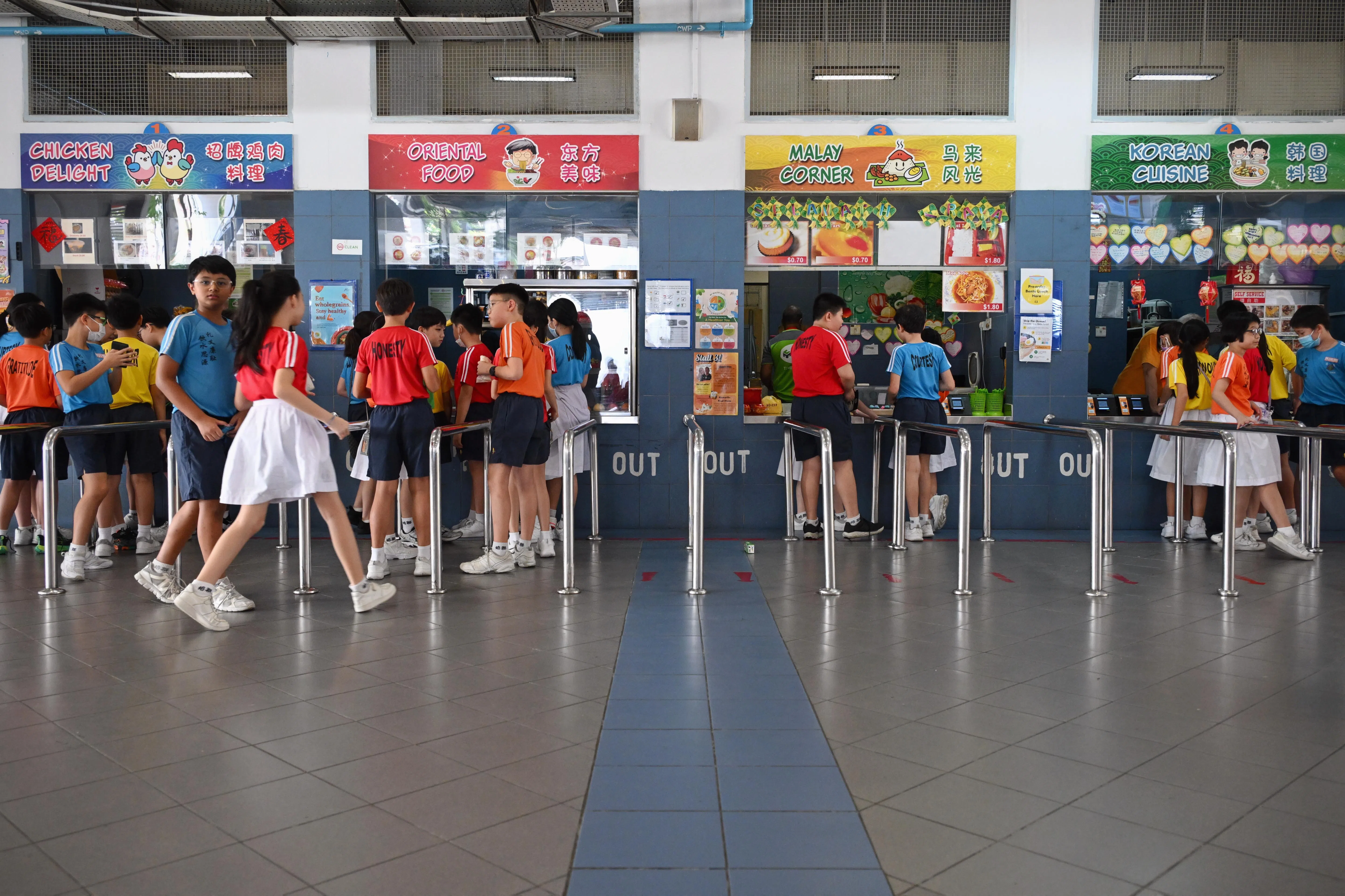 期待学校食堂一直都会是莘莘学子快乐学习和用餐的地方，食堂回忆也不会只有中央厨房的饭盒。（《海峡时报》档案照）