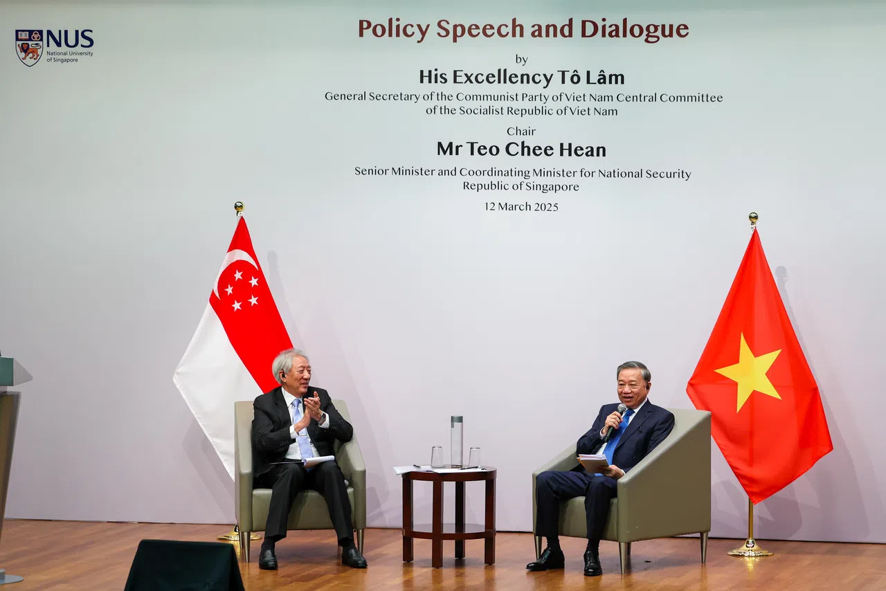 3月12日，苏林（右）在李光耀公共政策学院发表演讲，新加坡国务资政兼国家安全统筹部长张志贤是主持人。（林明顺摄）