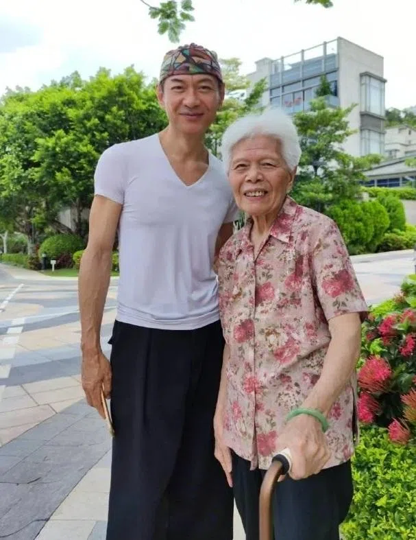 香港艺人江华（左）的母亲不久前过世。（互联网）