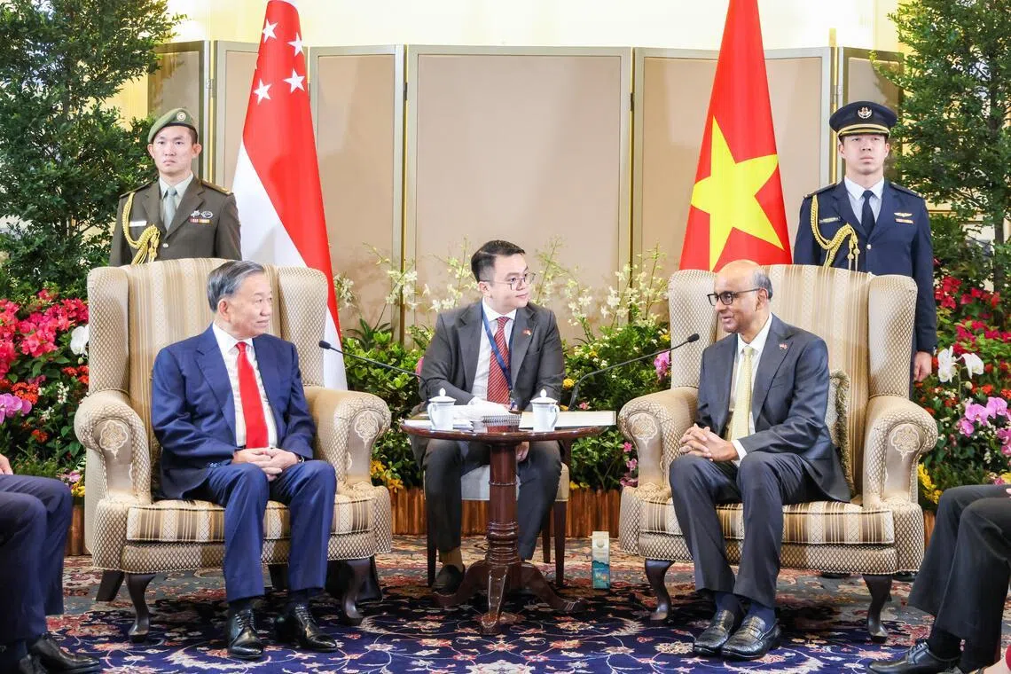 尚达曼总统（右）星期五（5月29日）在外交部大楼为到访的越共总书记、越南国家主席苏林举行欢迎仪式。两位领导人在会晤中强调，新越双方在维护区域与全球稳定、加速亚细安的一体化进程，以及增强能源韧性方面，有着共同的利益。 （陈斌勤摄）