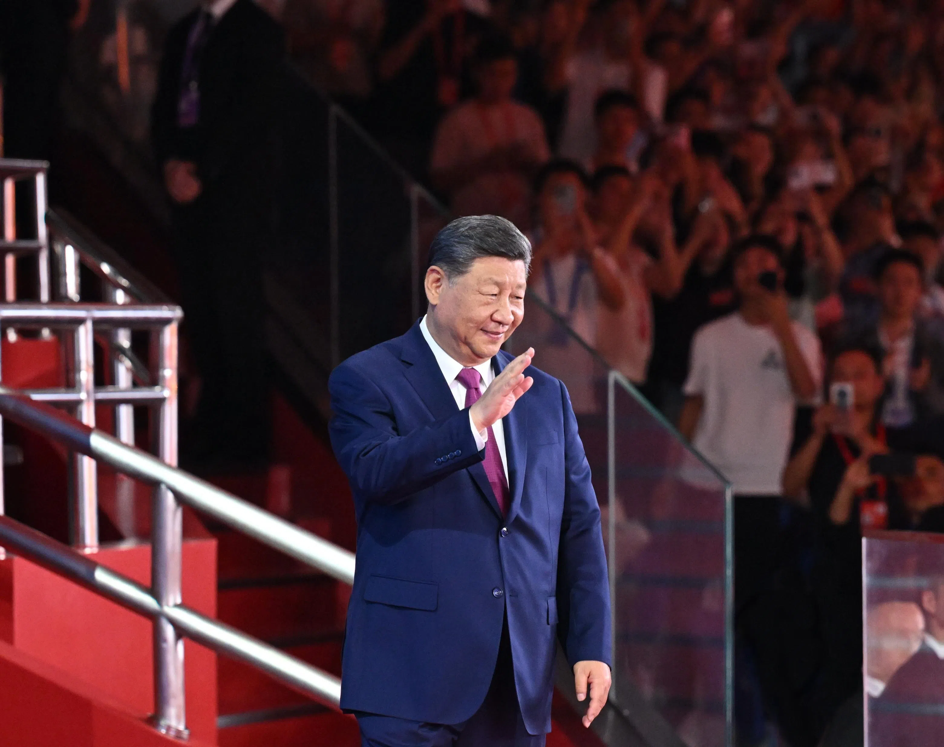 中国国家主席习近平星期天（11月9日）晚间出席全国运动会开幕式，在主席台上挥手致意。（新华社）
