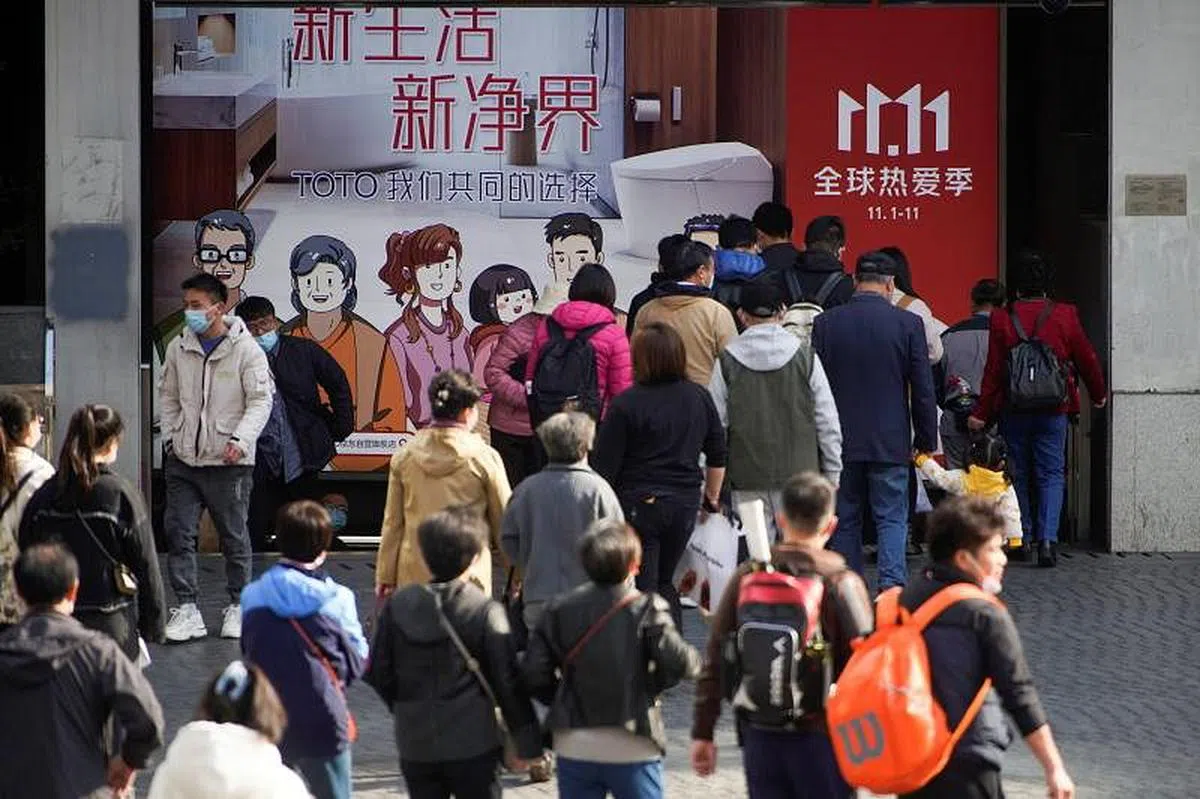 2021年11月11日，一个推广“双十一”购物节的海报贴在中国上海市区的街道墙面上。（路透社） 