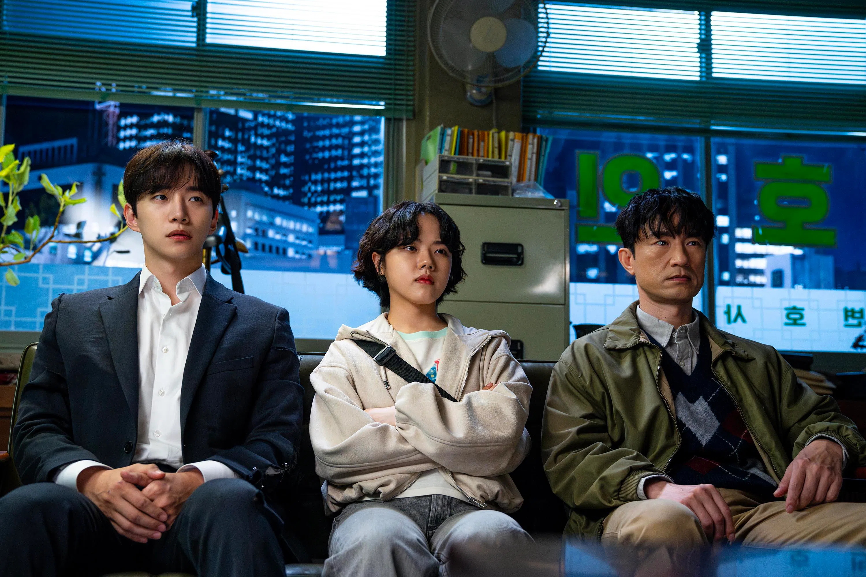 卞湖仁（右）和方恩薇（中）是姜常雄的伙伴，他们都拥有特异功能。（Netflix提供）