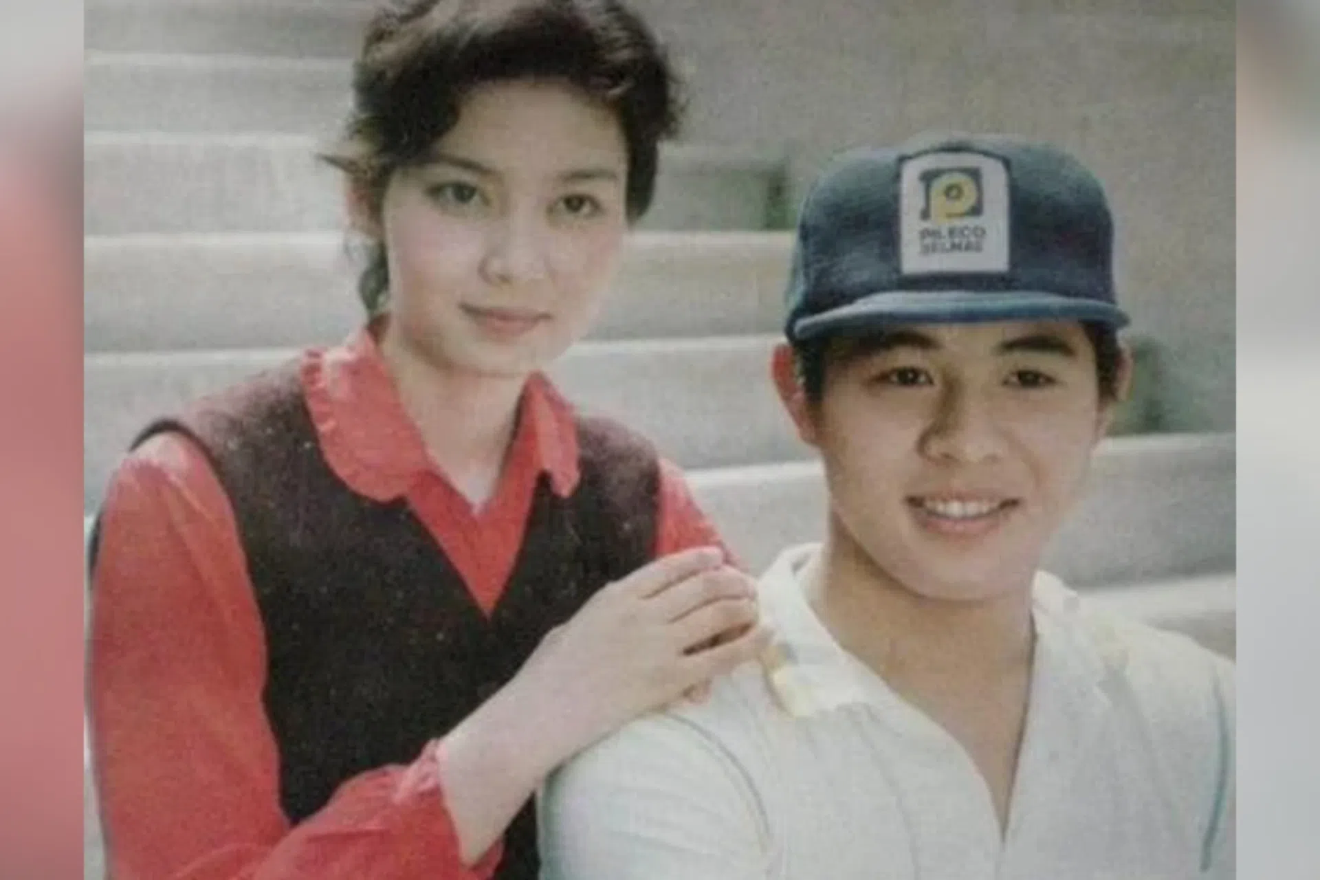 李连杰（右）和师妹黄秋燕有过一段婚姻及两个女儿。（互联网）