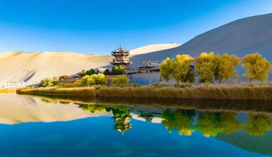 月牙泉形成约1.2万年前，依靠低洼地形与丰富地下水补给，千百年来未被沙漠吞没。（敦煌市鸣沙山月牙泉官网）