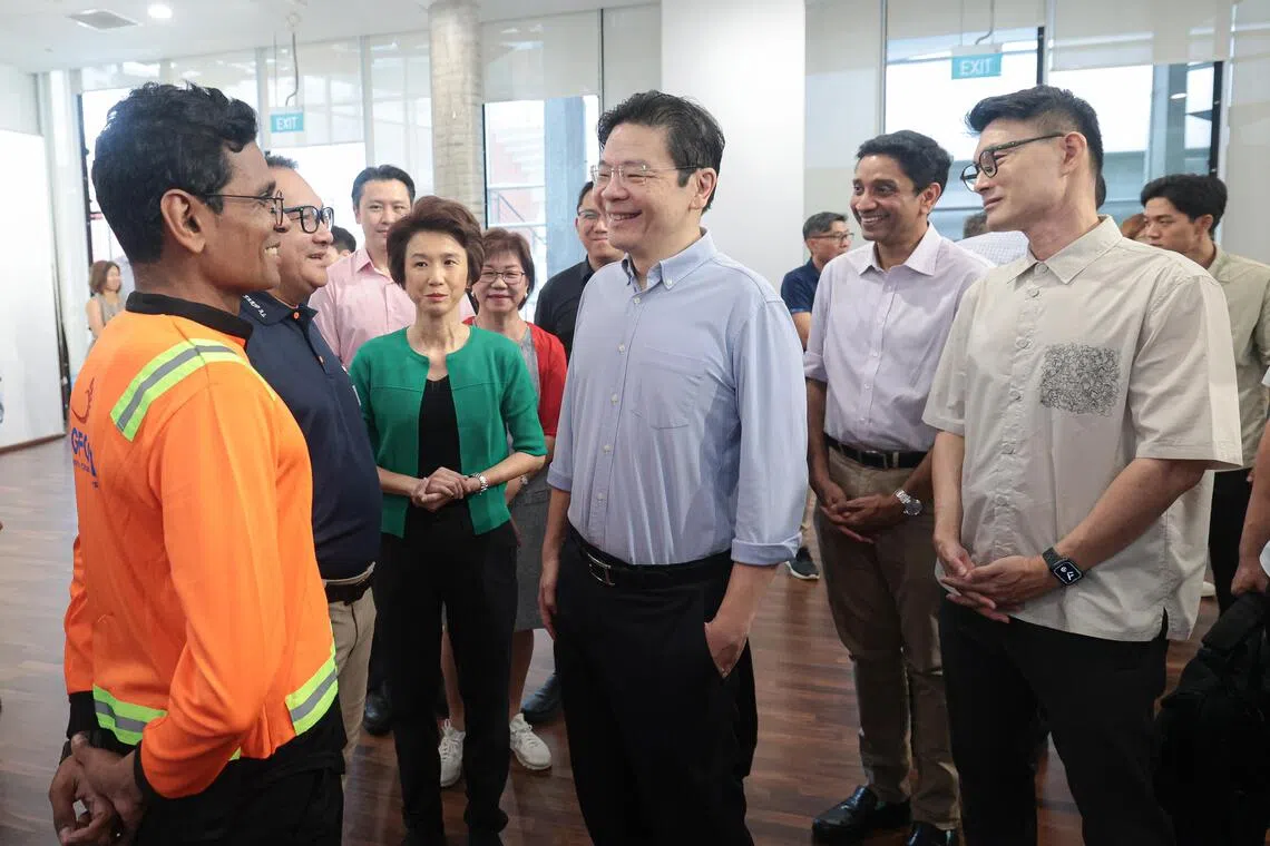 黄循财总理（右三）星期四在达曼裕廊民众俱乐部，为社区发展理事会职业配对计划主持推介。出席者包括西南区市长兼市长委员会主席刘燕玲（右四）、东北区市长马炎庆（右一）、东南区市长迪内希（右二）、中区市长潘丽萍（左五）、西北区市长任梓铭（左六，被遮挡），西海岸—裕廊西集选区议员黄伟中（左三）。（李冠卫摄）