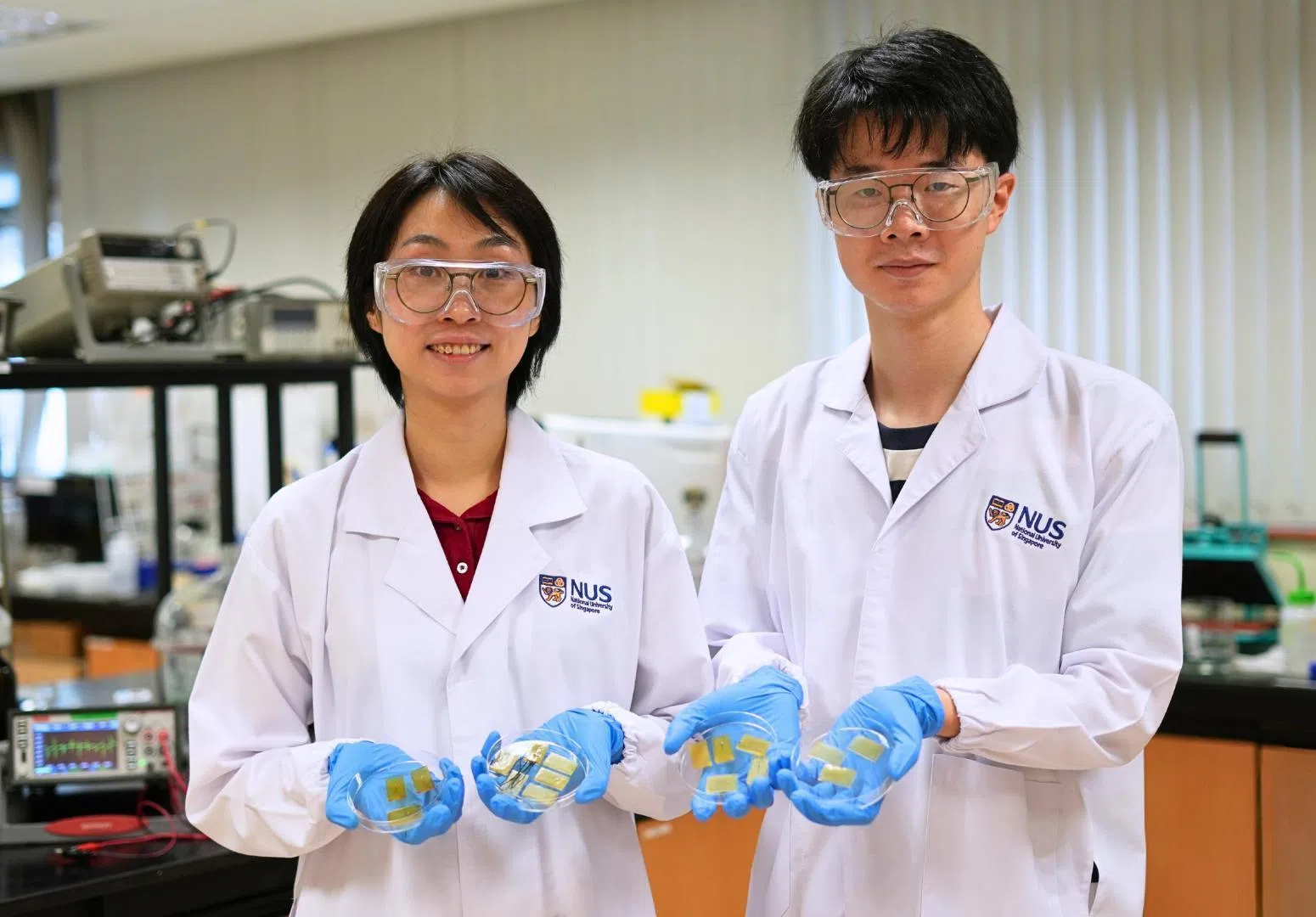 这项研究主要由国大设计与工程学院机械工程系陈毓君助理教授（左）和博士生周金润负责。研究团队目前已把电子皮肤原型，应用在无线水下通信的智能潜水手套，以及用于执行水下任务的机械手上，表现良好。（新加坡国立大学提供）
