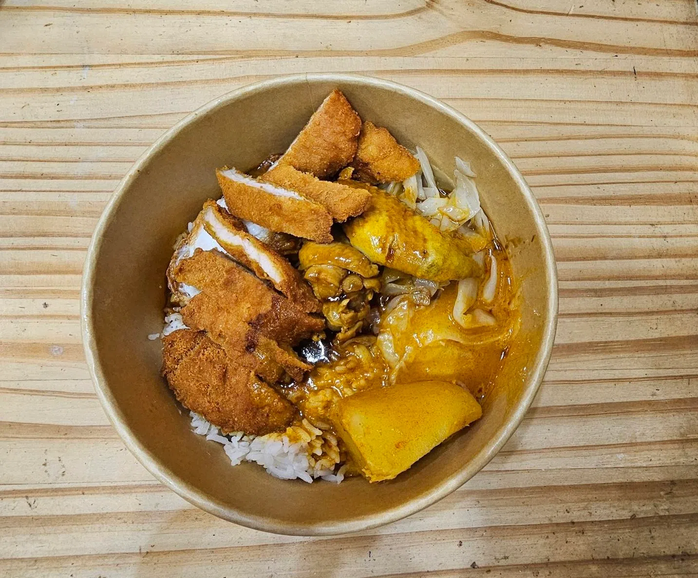 猪扒和咖喱鸡，淋上海南咖喱和卤汁，味道更有层次。（黄亿敏摄）