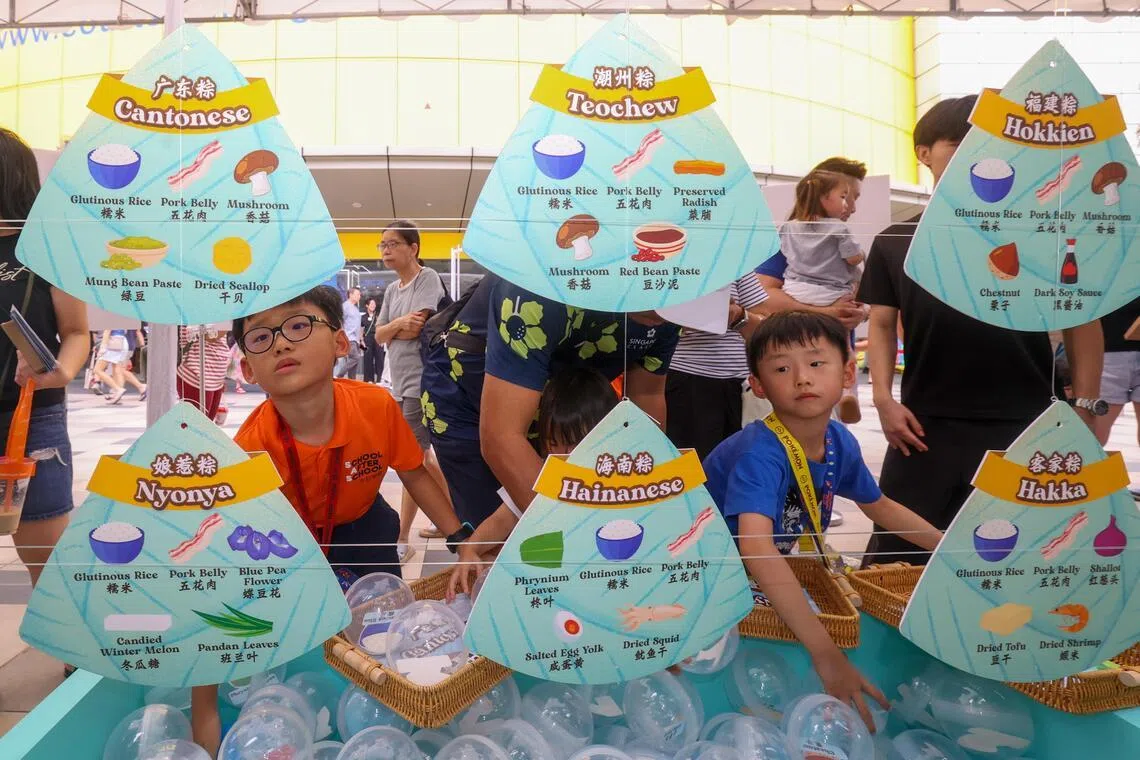 孩子们参与“粽子寻宝记”游戏，认识不同籍贯粽子的食材特色，在玩乐中了解端午饮食文化。（吴先邦摄）