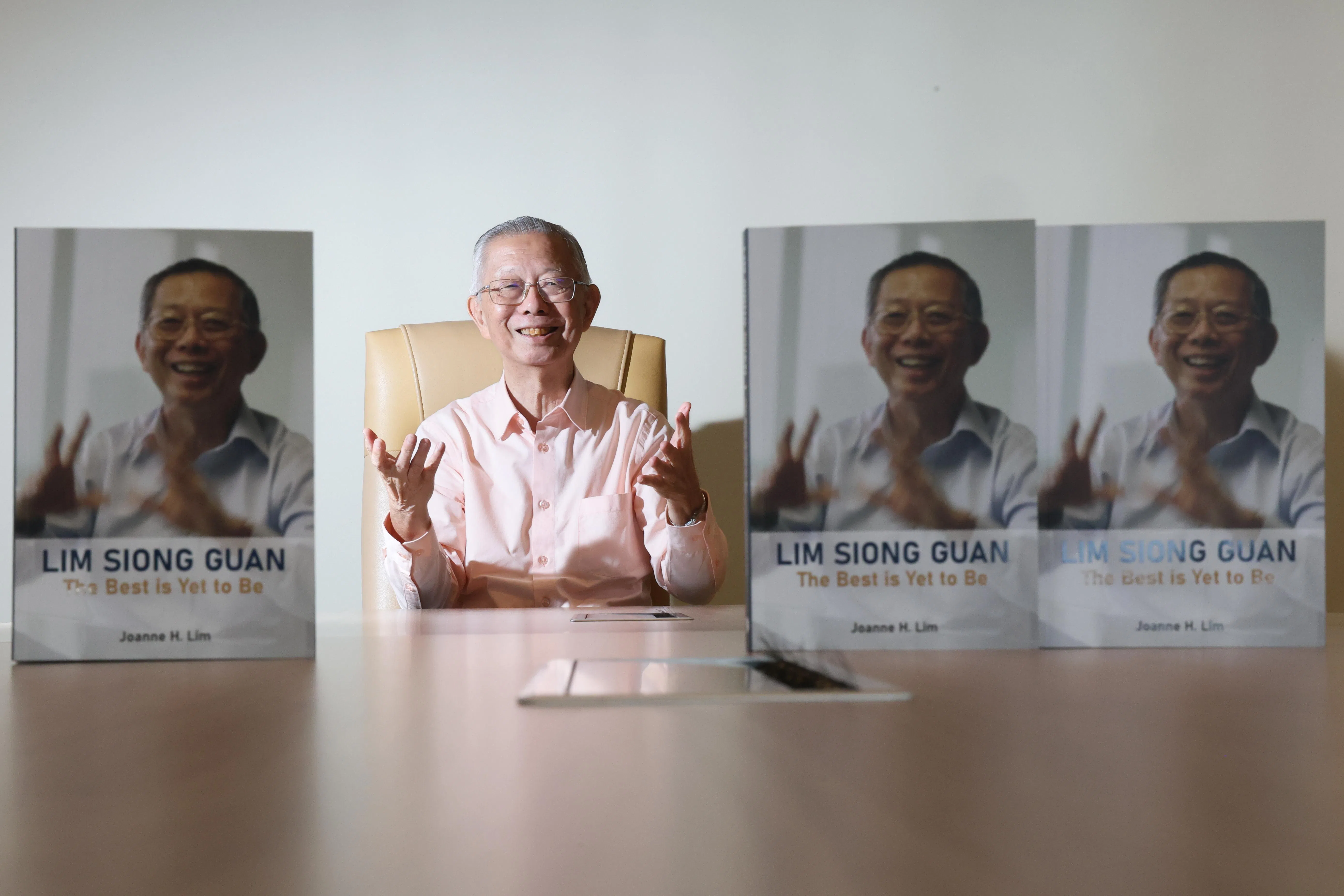 由世界科技出版社出版的林祥源回忆录全书共37章，通过访谈、个人反思与档案资料，呈现林祥源50年来为新加坡服务的历程。（关俊威摄）