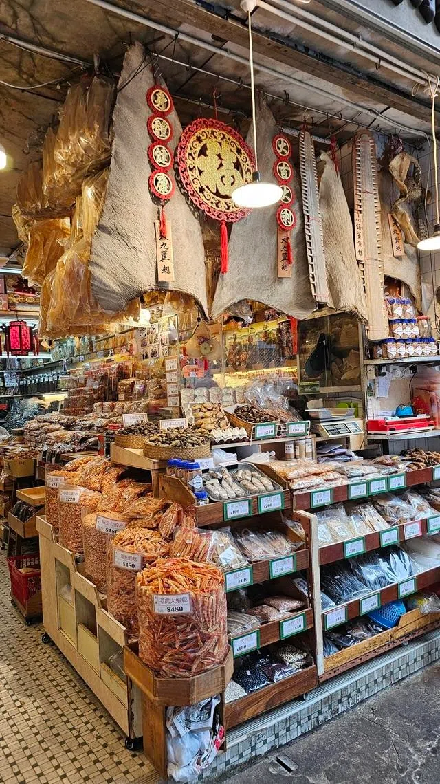 香港九龙城有老字号餐馆，也有售卖海味干货的店铺。（黄亿敏摄）