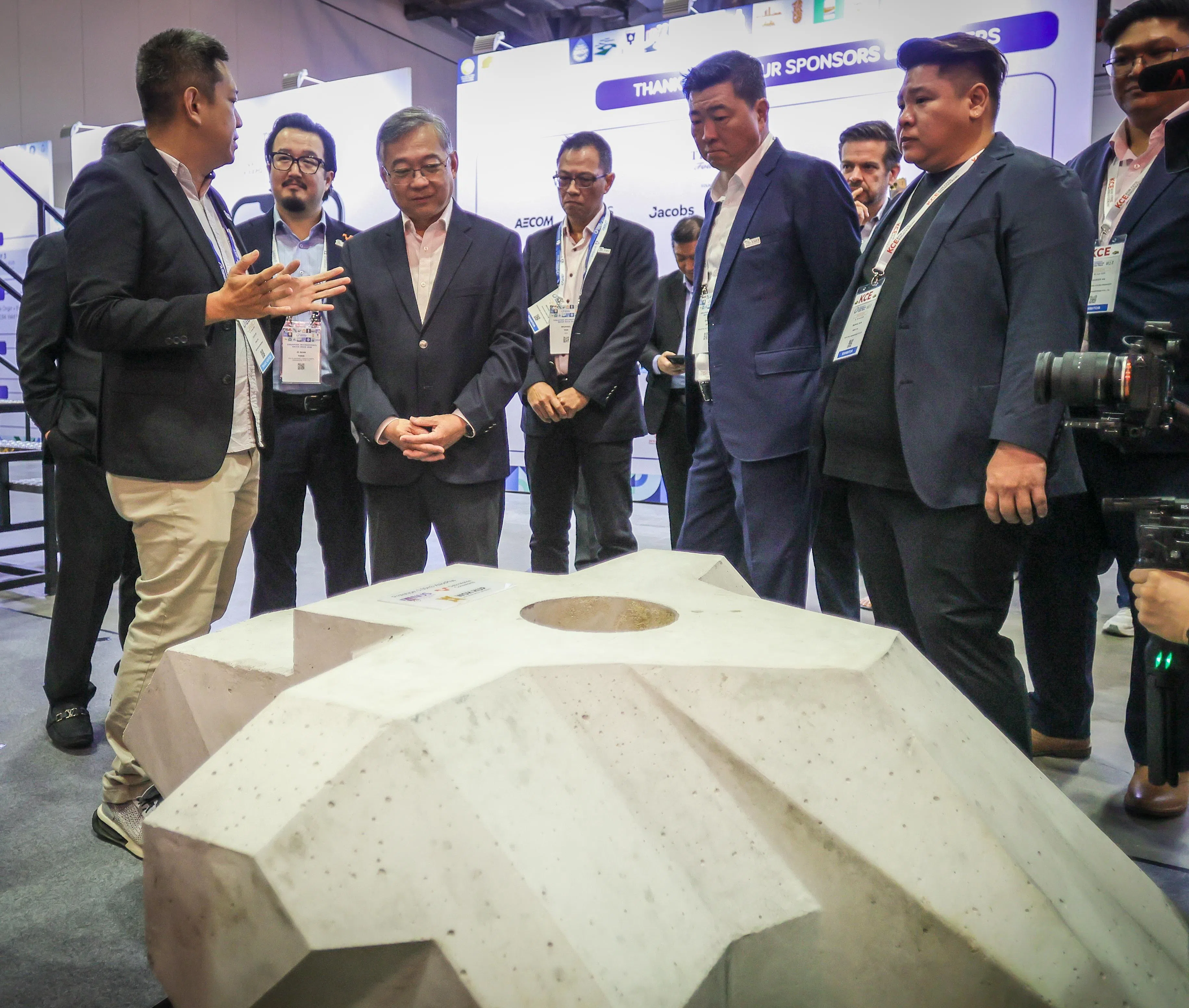 副总理兼贸工部长颜金勇（左三）在为新加坡国际水资源周开幕后，参观了与水技术相关的各项展览。图中的模块化海岸线防护系统XblocPlus，可降低斜坡坡脚受到的波浪侵蚀。（张俊杰摄）