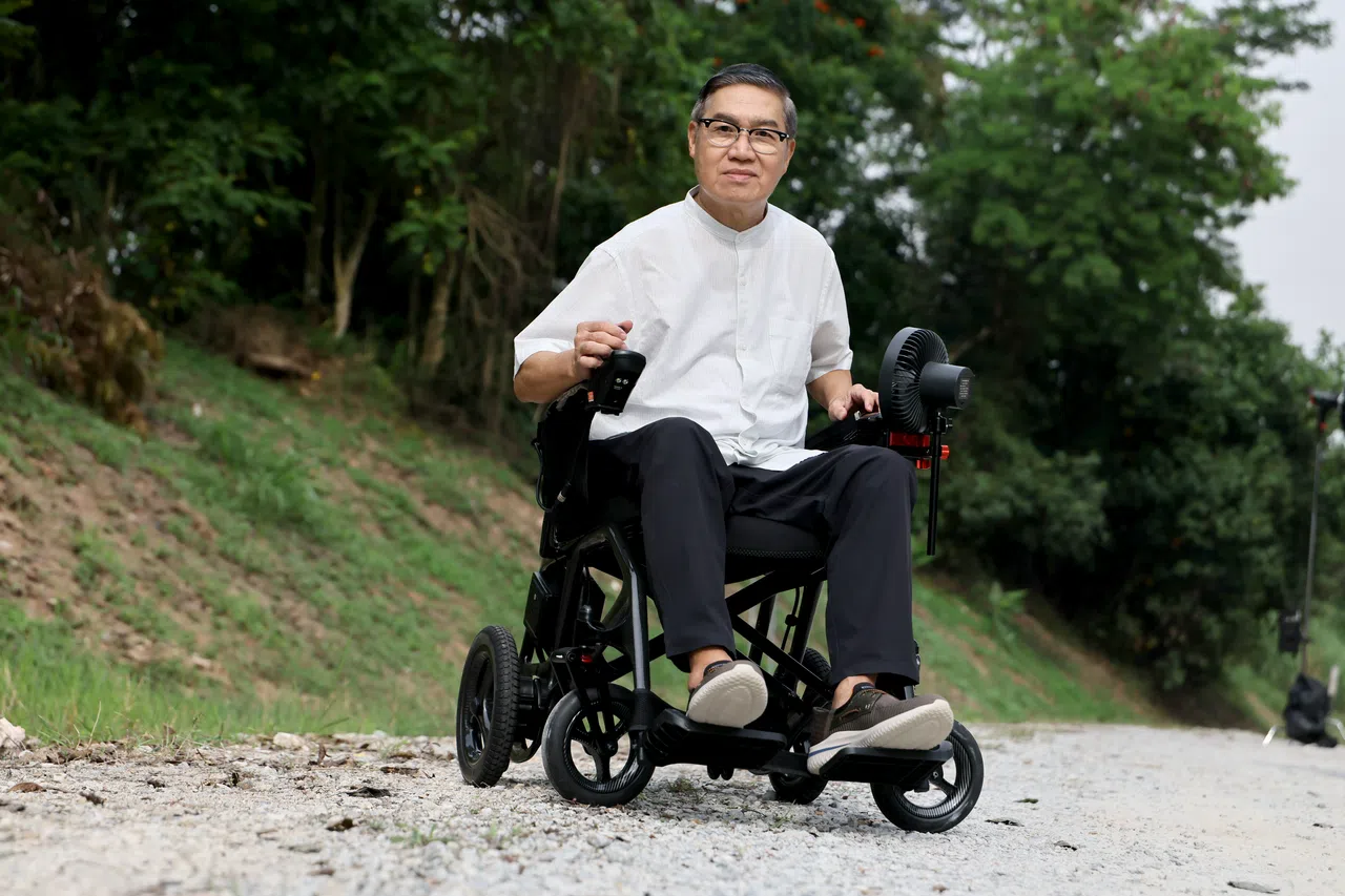 李文海在戏中全程坐在轮椅上演出。（龙国雄摄）